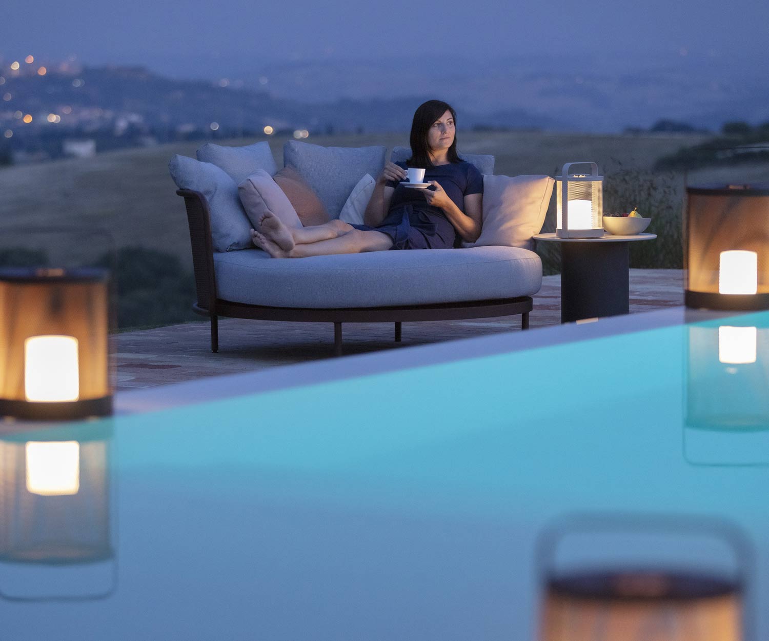 Ambiance de soirée à la piscine en terrasse avec éclairage et Baza Daybed Ambiance de soirée à la piscine en terrasse avec éclairage et Baza Daybed