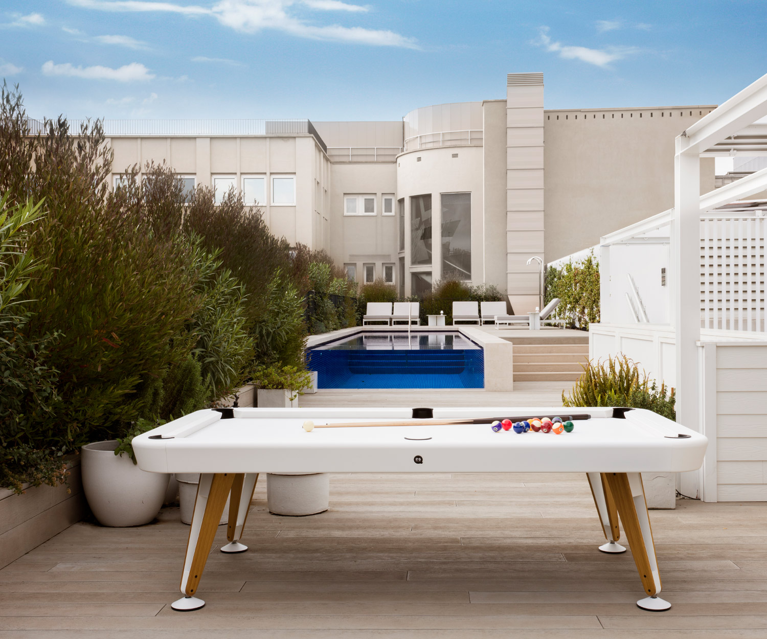 Table blanche pour billard à l'extérieur sur terrasse en pierre Table blanche pour billard à l'extérieur sur terrasse en pierre