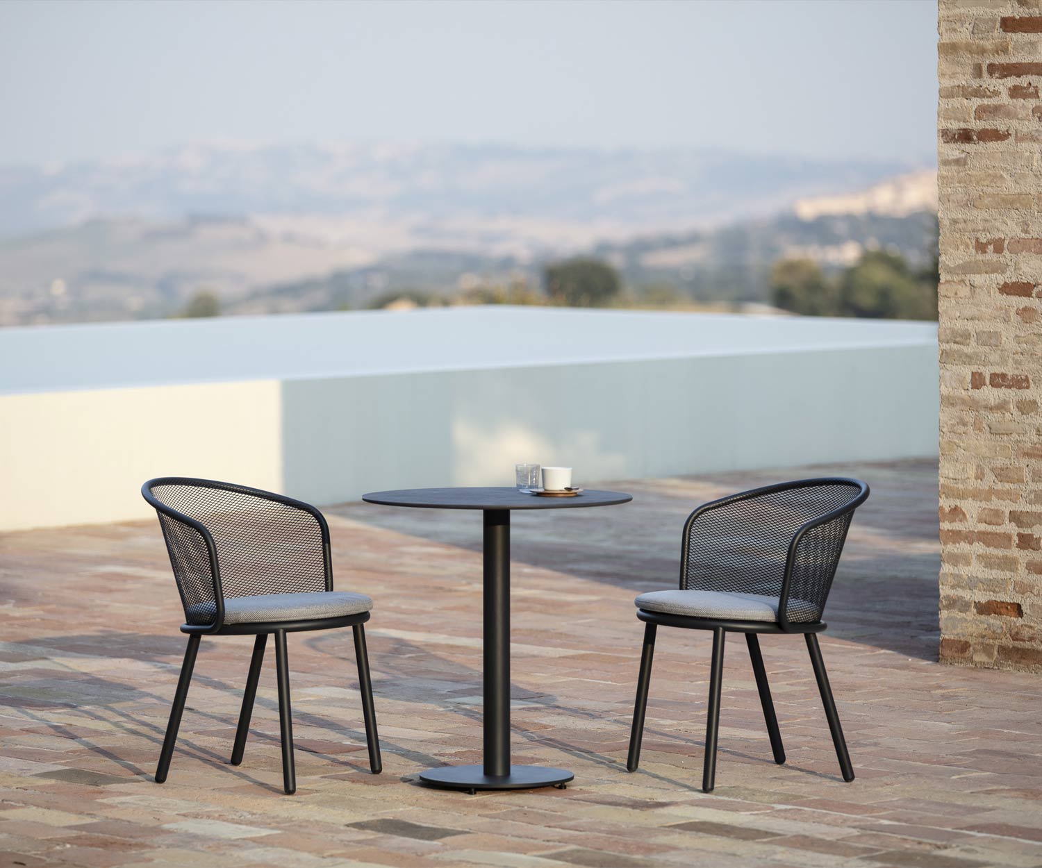 Table de bistrot exclusive Todus Branta avec piètement anthracite et plateau en céramique