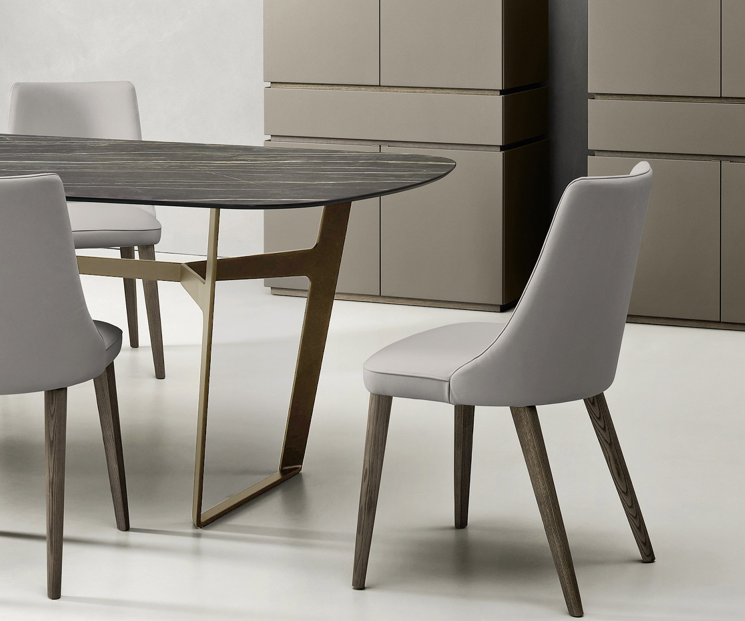 Livitalia Table design Obi en détail Structure métallique brune avec chaises de salle à manger devant 2 highboards Livitalia Table design Obi en détail Structure métallique brune avec chaises de salle à manger devant 2 highboards
