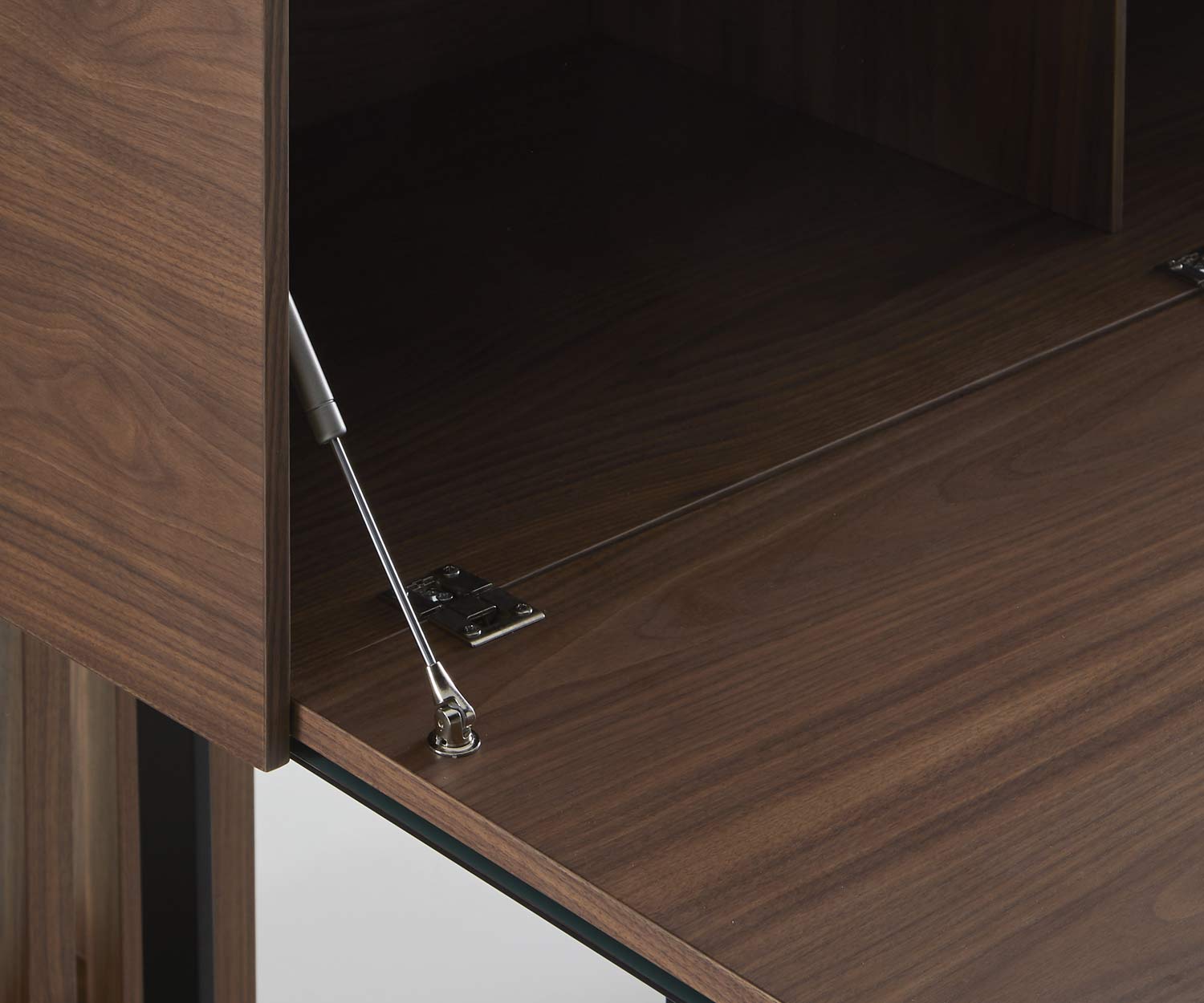 Détail du sideboard design Le volet frontal s'ouvre vers le bas à angle droit