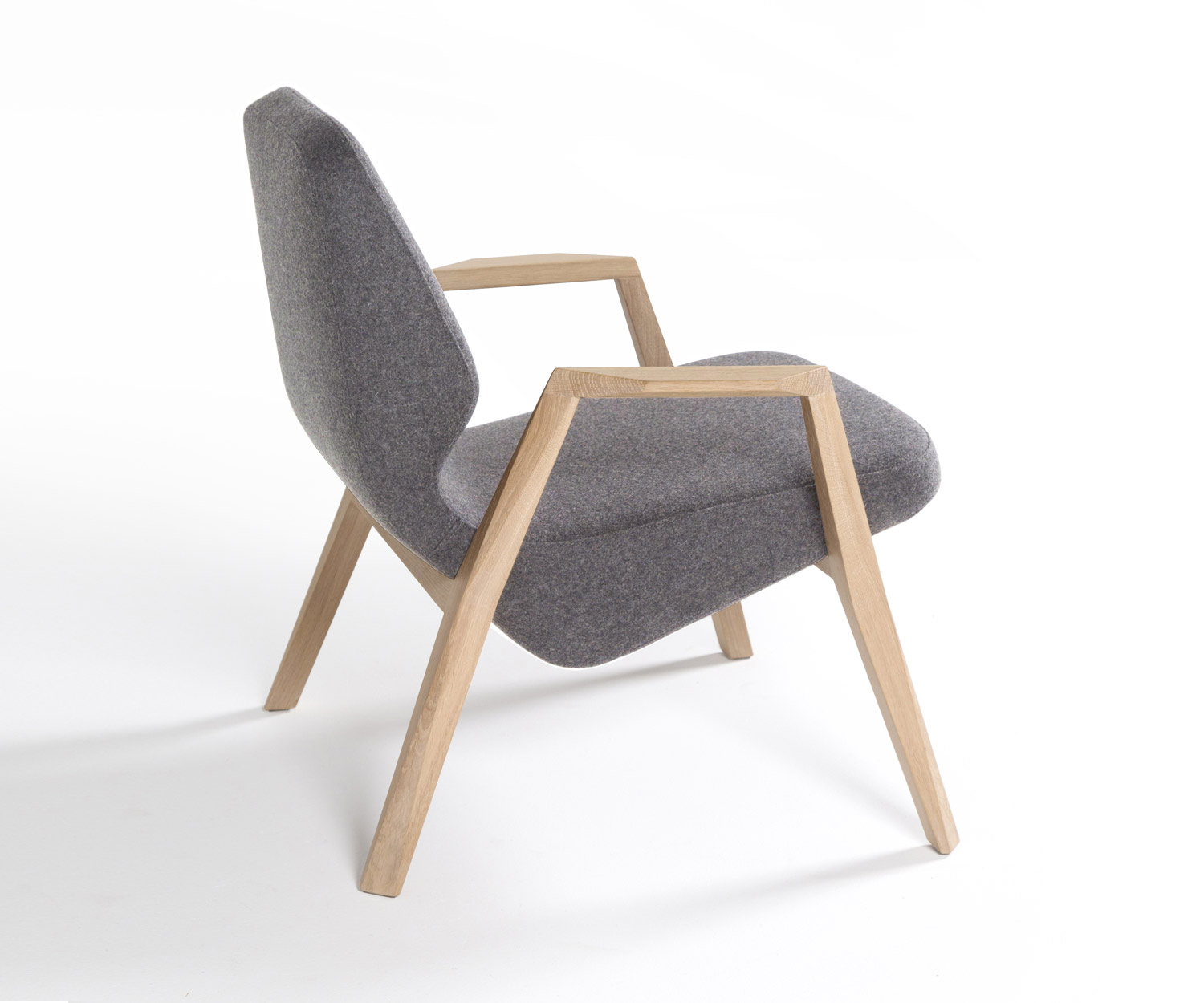 Prostoria Fauteuil design Oblique avec revêtement en tissu gris Prostoria Fauteuil design Oblique avec revêtement en tissu gris