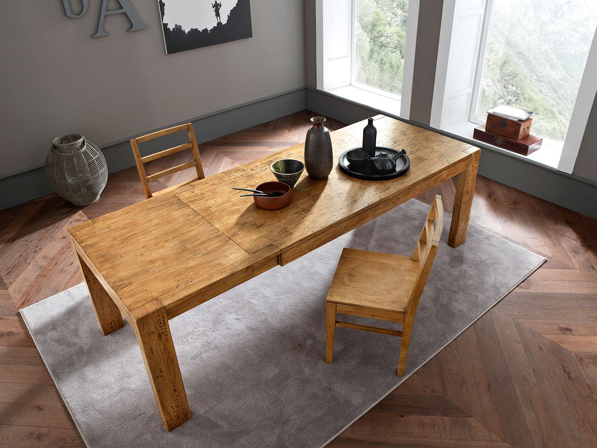 Table &agrave; manger design en bois massif extensible