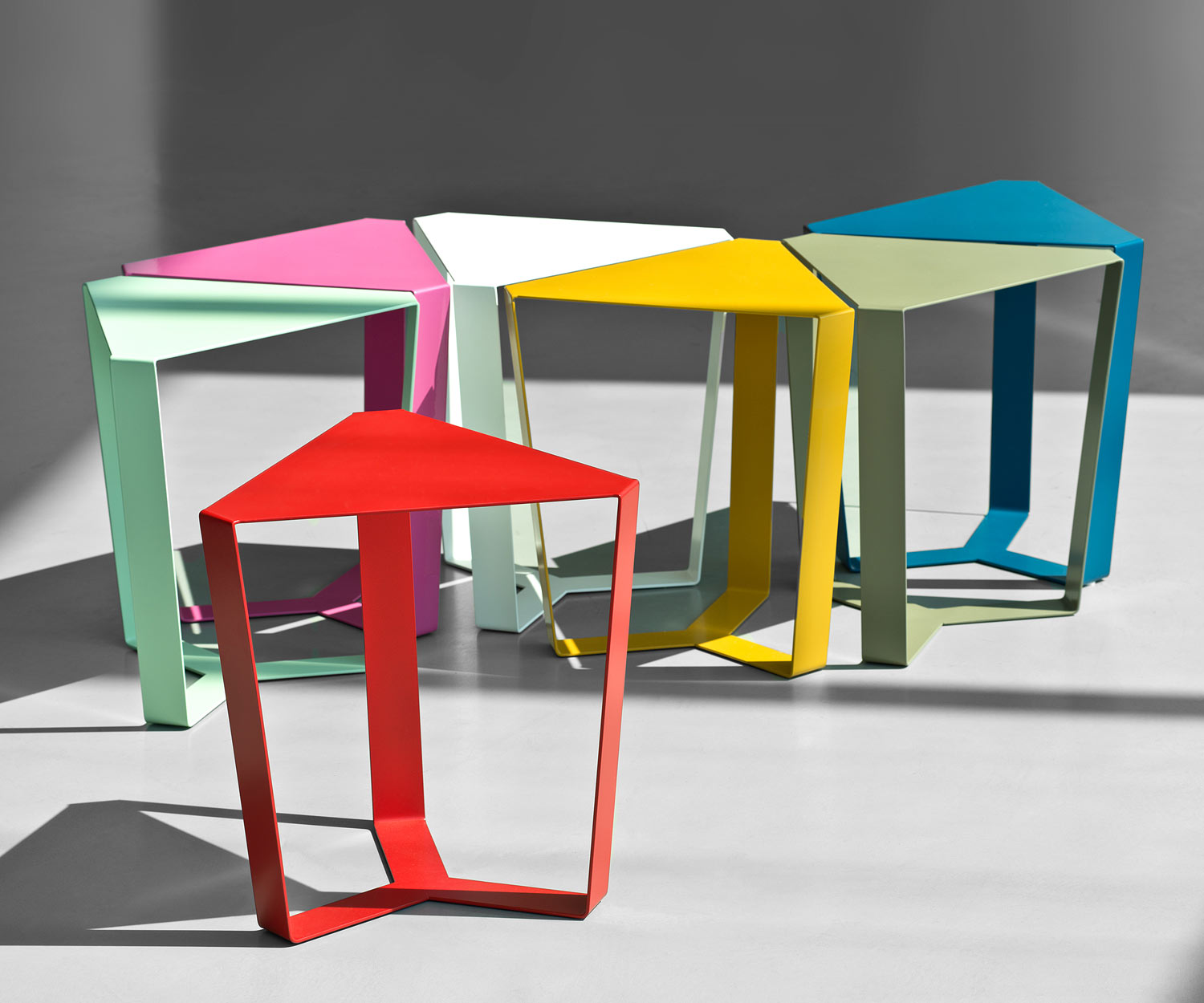 Table d'appoint triangulaire moderne MEME DESIGN Finity à combiner avec d'autres