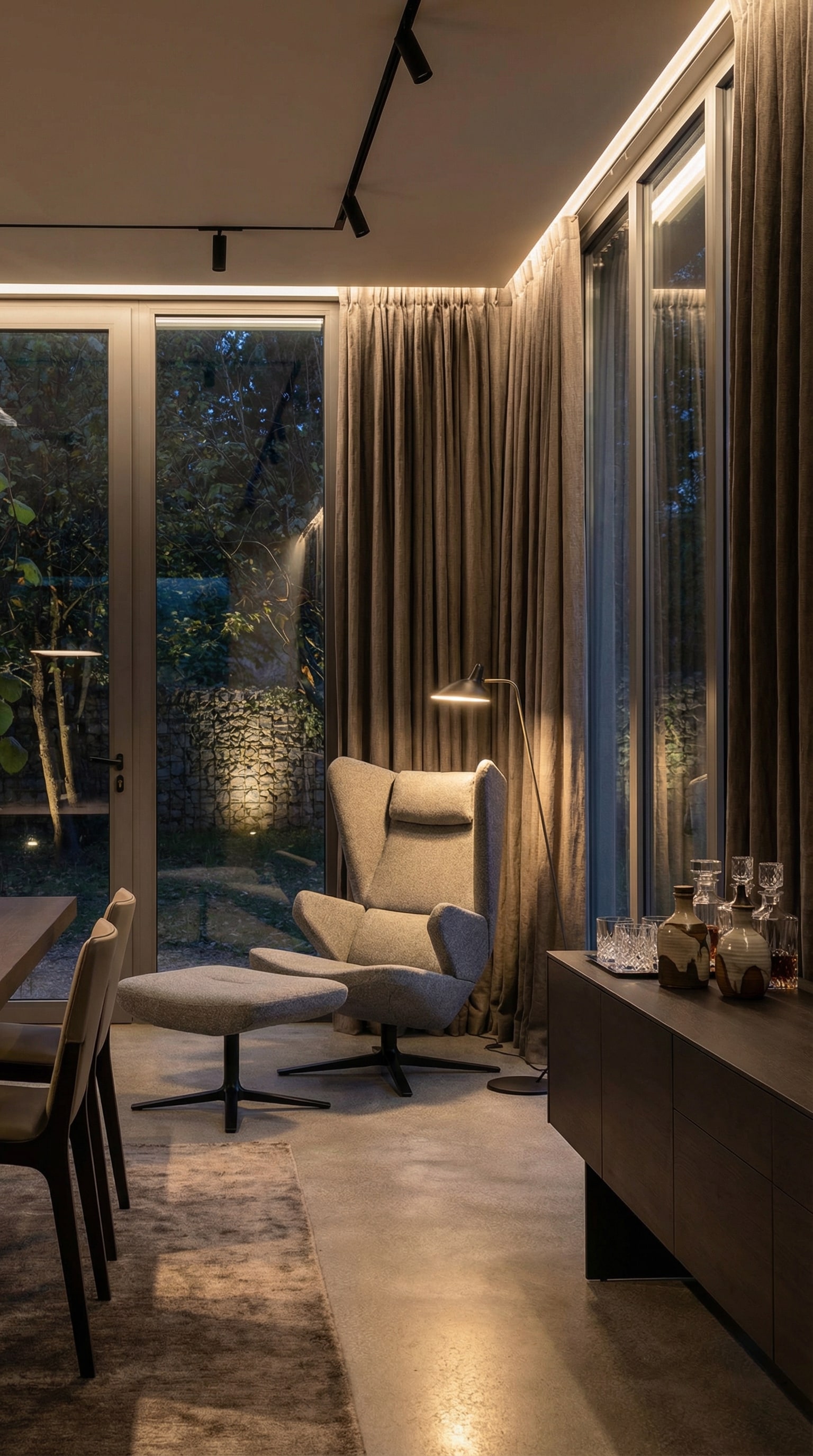 Fauteuil Prostoria Trifidae en gris avec son pouf assorti dans un espace de vie moderne