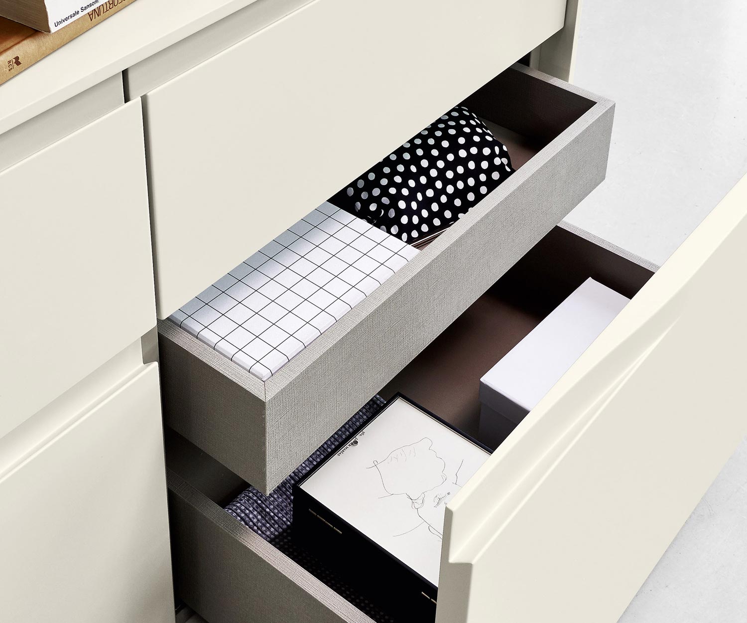 Livitalia Commode design Vela de haute qualité en détail avec tiroir ouvert Livitalia Commode design Vela de haute qualité en détail avec tiroir ouvert