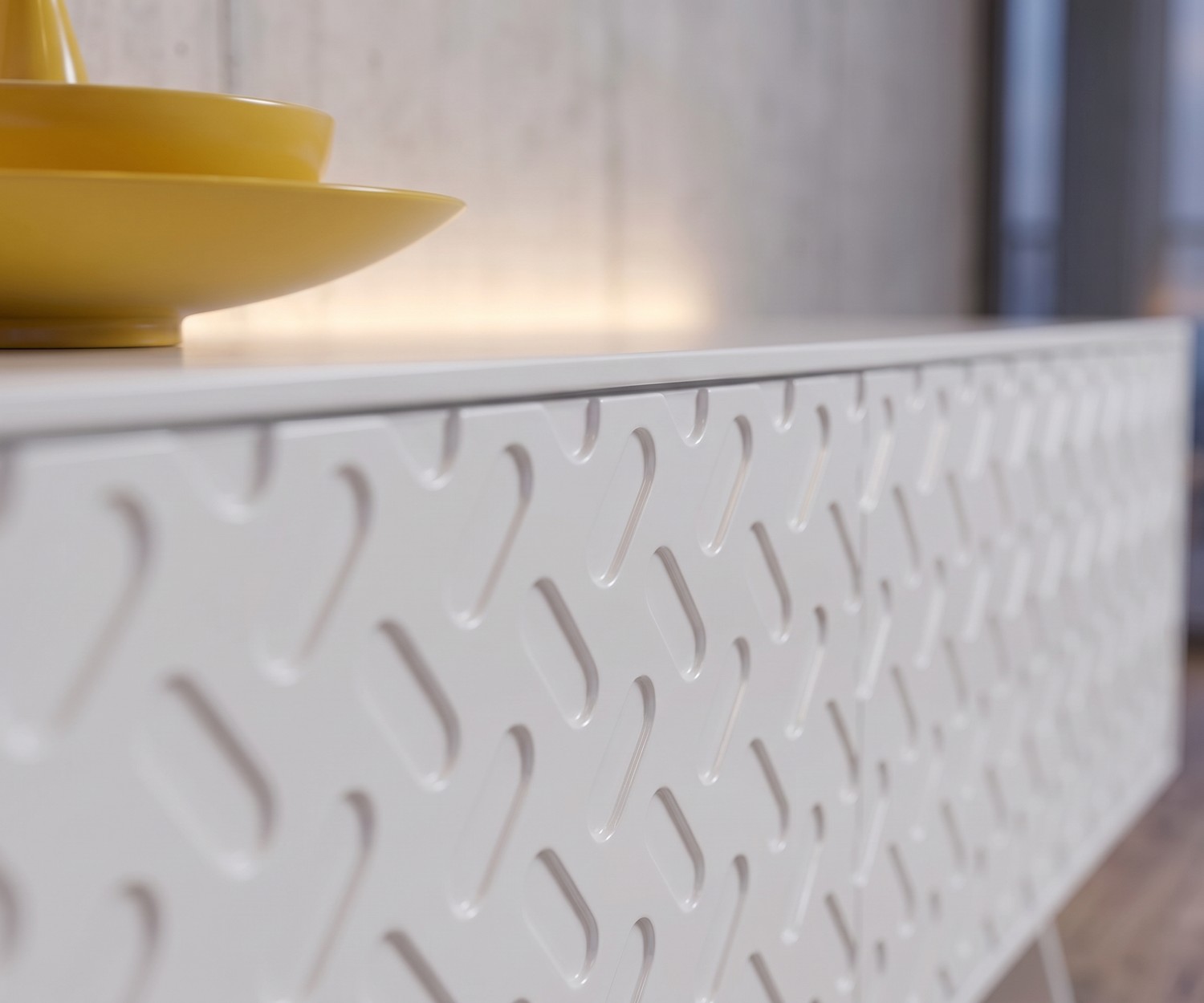 Buffet design Alhambra 003 pour le salon avec façade blanche gaufrée effet métal, meuble de rangement moderne et élégant.