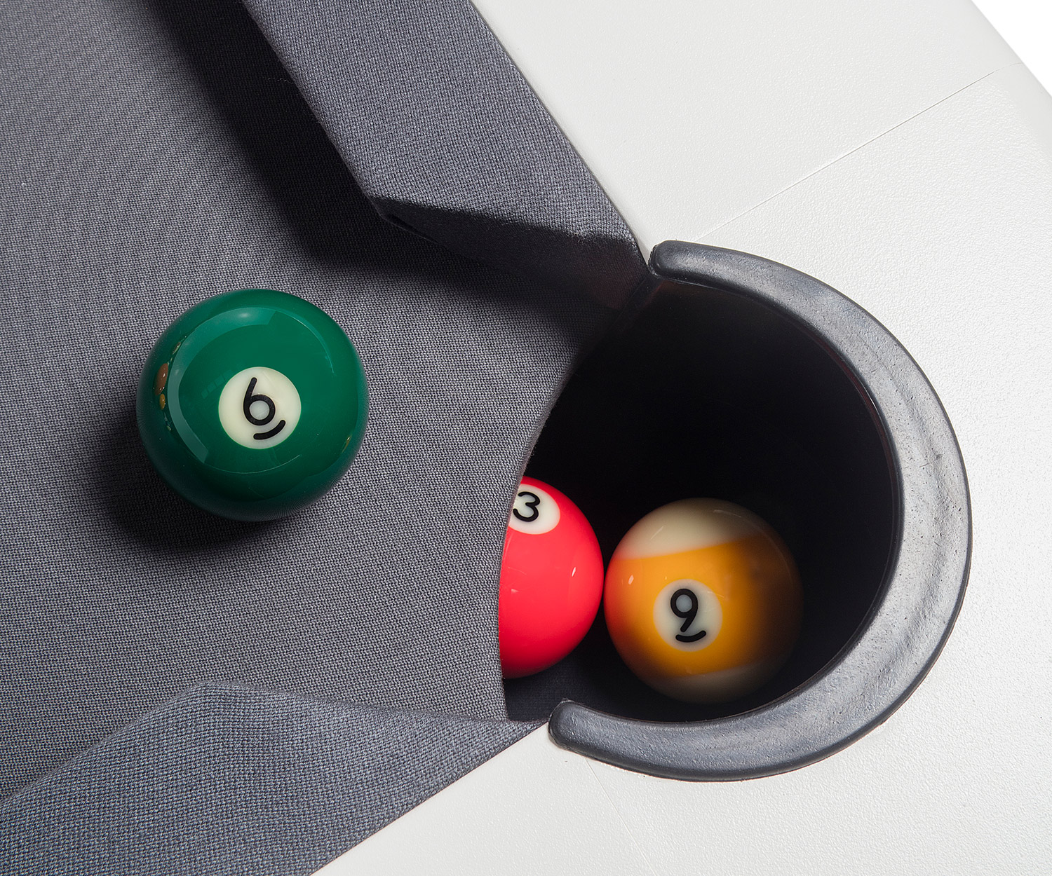 Revêtement en tissu gris de la table de billard RS Barcelona Diagonal en détail la poche d'angle 