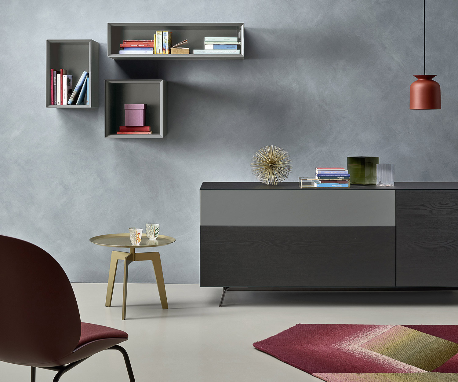 L'armoire suspendue design Minimal de Livitalia a des bords coupés en onglet et peut également être installée avec une variante fermée