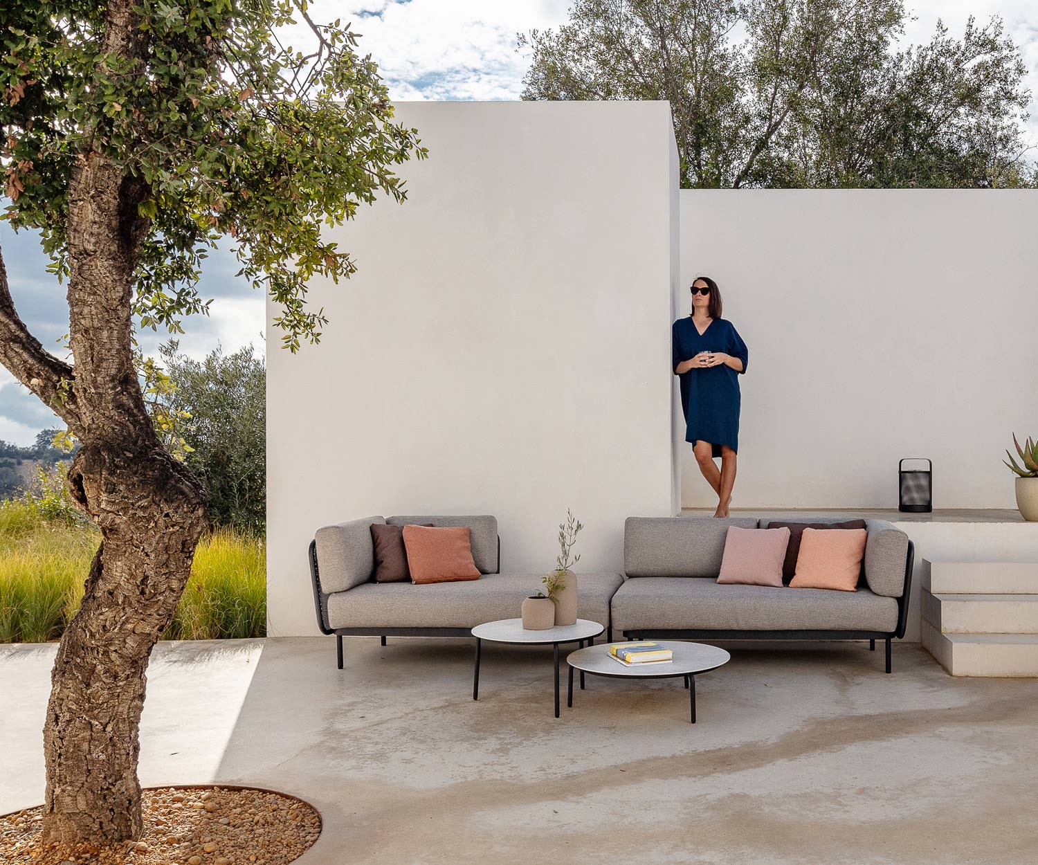 Todus Table d'appoint design Starling sur la terrasse avec daybed Baza Todus Table d'appoint design Starling sur la terrasse avec daybed Baza