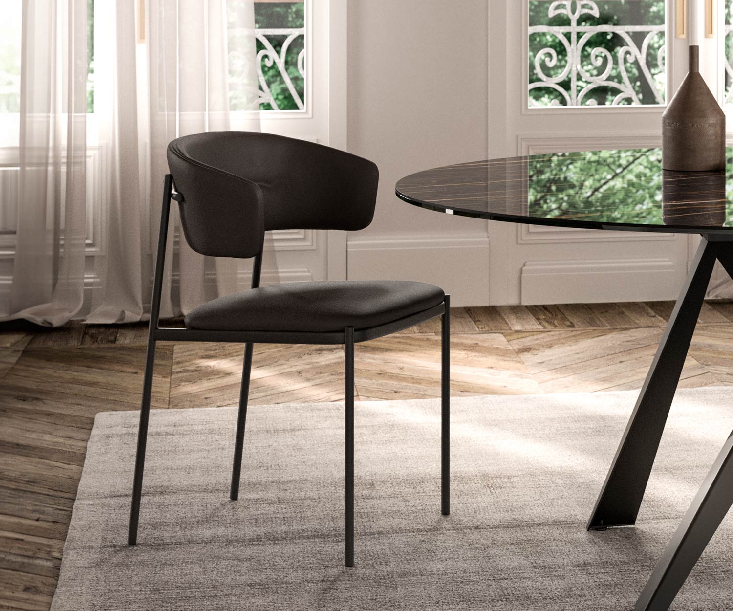 Chaise en métal de haute qualité avec rembourrage en cuir