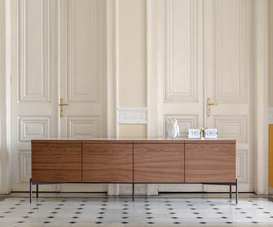 Le buffet design al2 o-rizon est sublimé par du noyer et possède un plateau de table en marbre