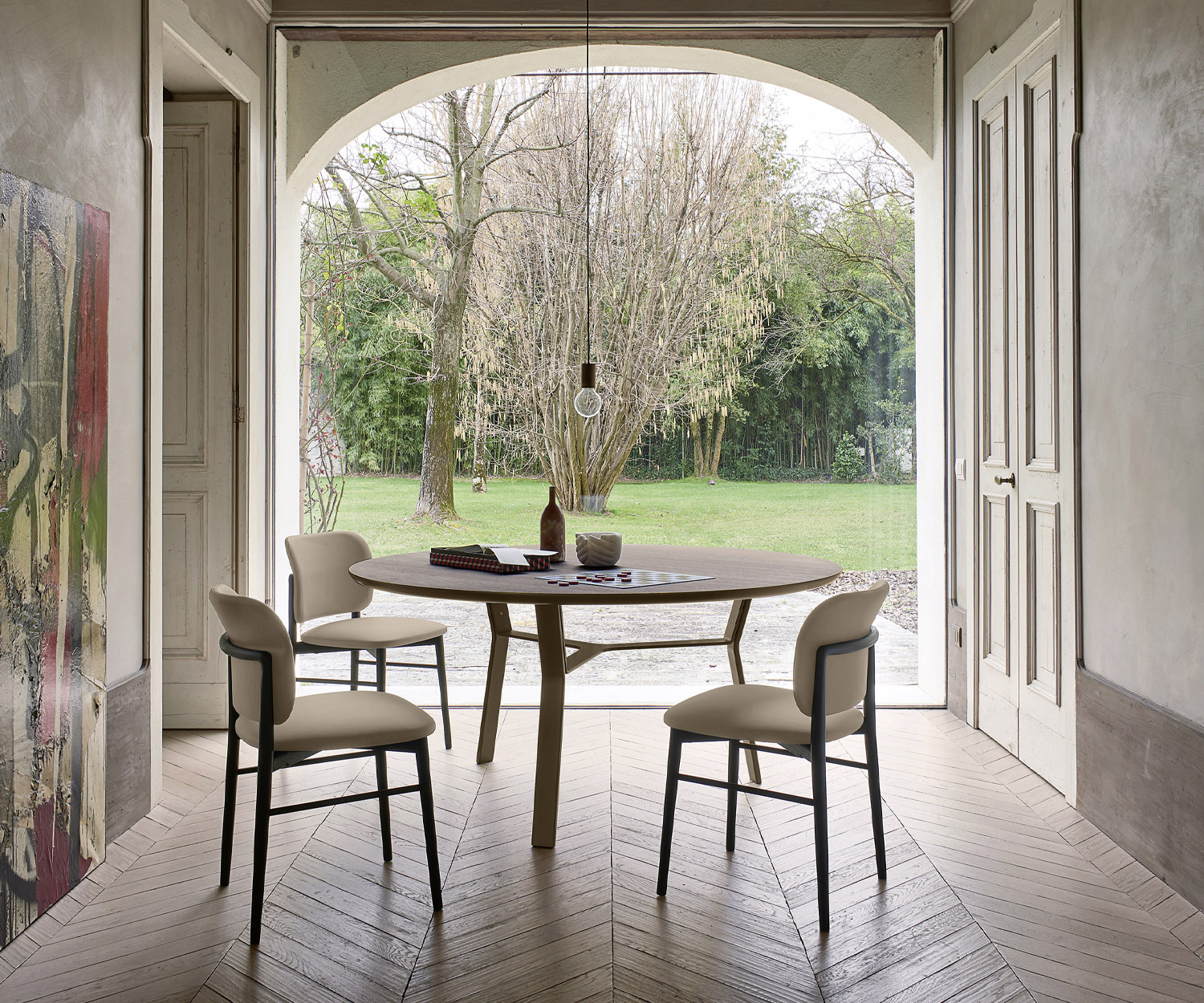 La table à manger ronde Iron de Livitalia utilise le moindre espace