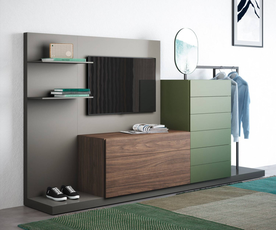 La commode de chambre Novamobili Easy 9 &eacute;conomise beaucoup de place gr&acirc;ce &agrave; sa penderie et son panneau TV