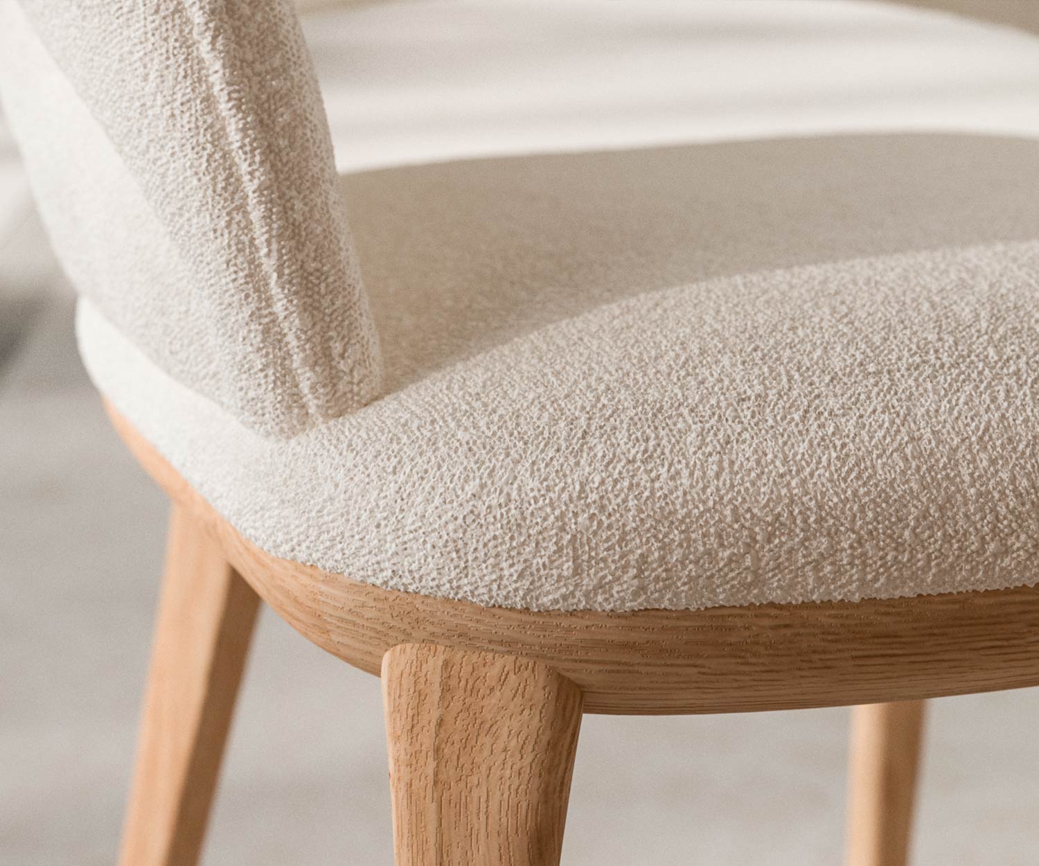 Ozzio Baia S012 Chaise rembourrée claire et douce avec chêne Ozzio Baia S012 Chaise rembourrée claire et douce avec chêne