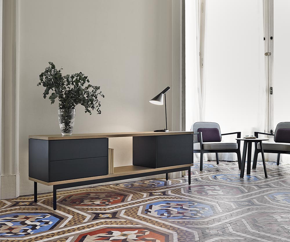 Buffet moderne au design ouvert Punt Slats chêne plaqué noir Buffet moderne au design ouvert Punt Slats chêne plaqué noir
