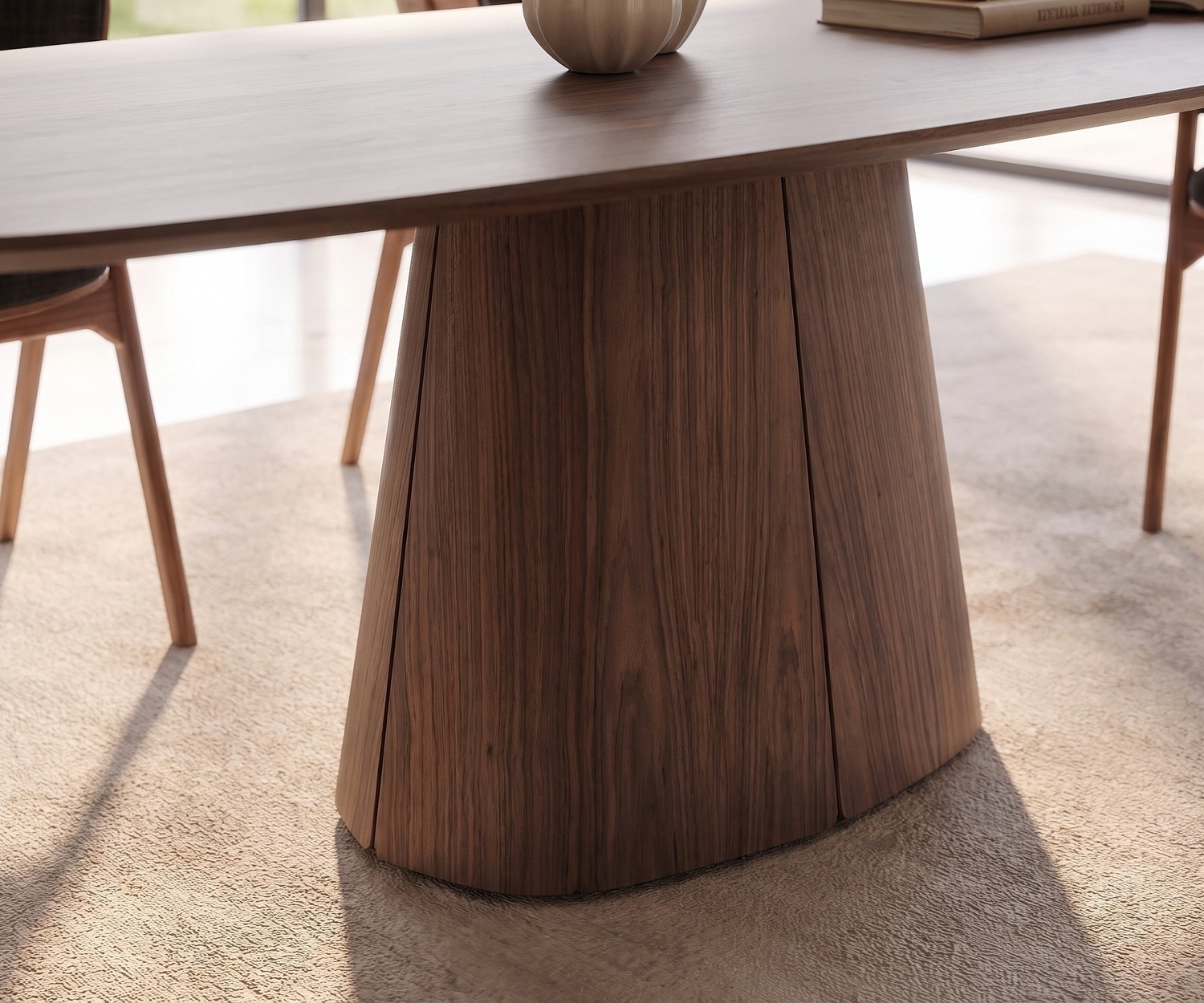 Table de repas ovale en bois al2 tessera 001 Table de repas ovale en bois al2 tessera 001 dans une salle à manger moderne et lumineuse avec chaises design.