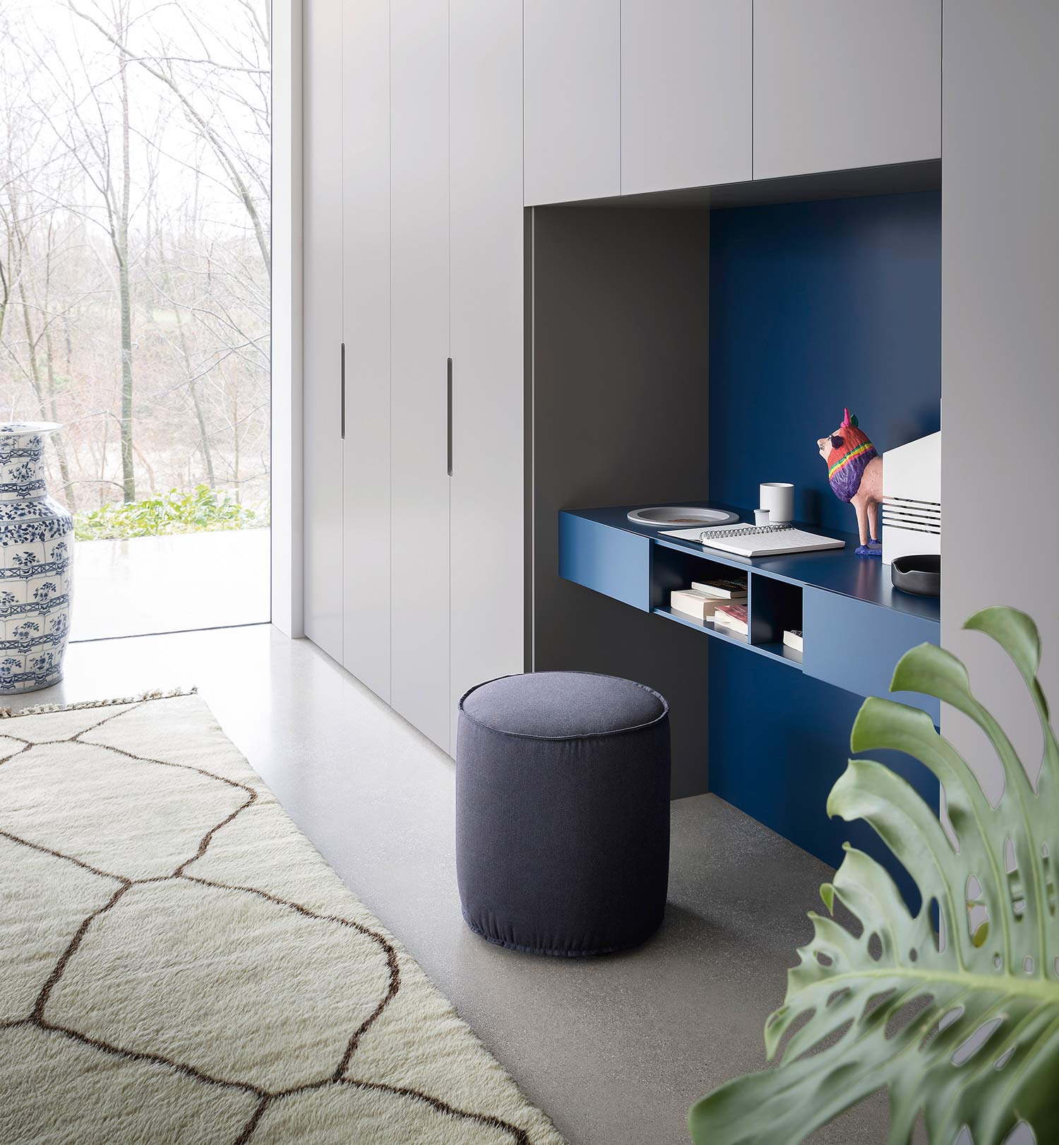 Bureau ou coiffeuse dans la chambre à coucher