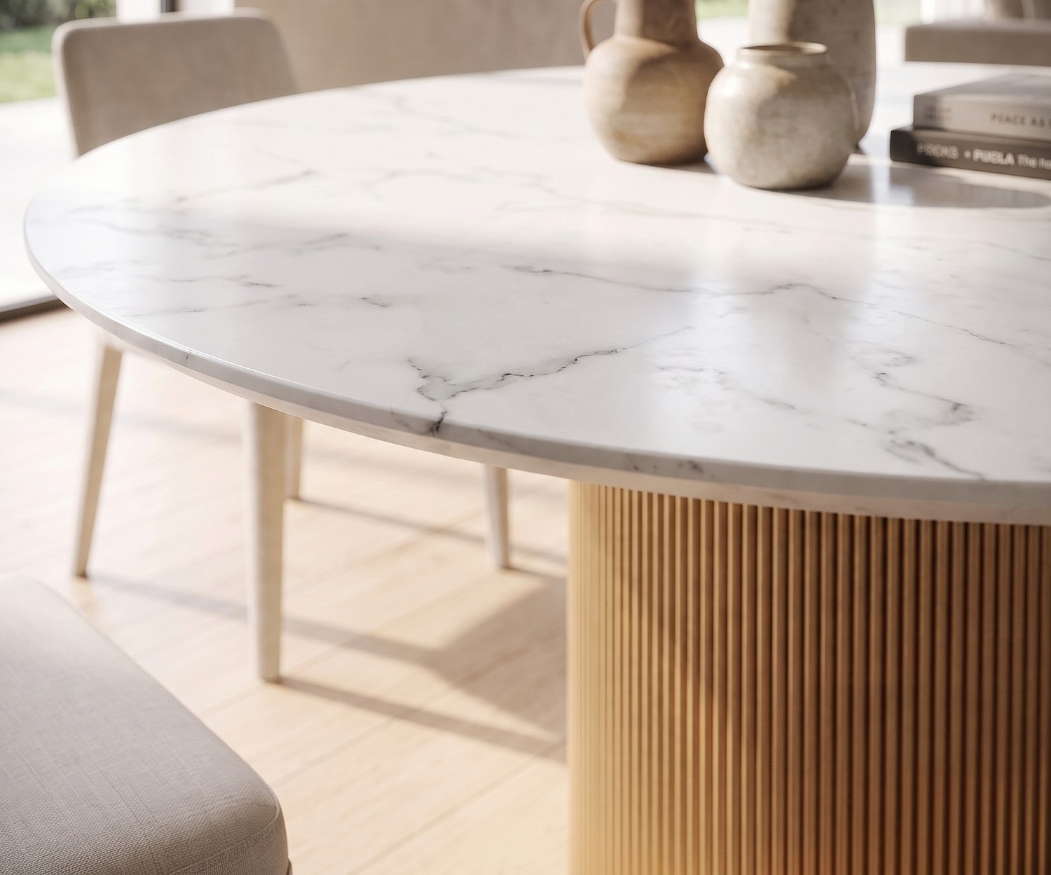 Table à manger ronde al2 dakry br 001 avec pied central cannelé Table à manger ronde al2 dakry br 001 pour salle à manger moderne, plateau marbre blanc et pied central doré cannelé.