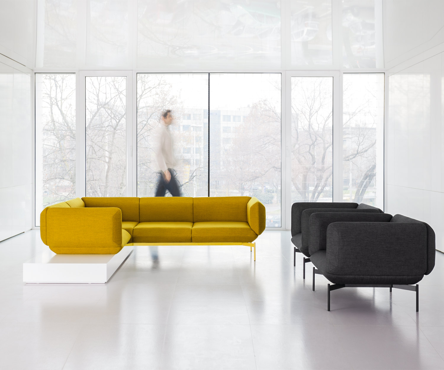 Fauteuil haut de gamme Prostoria Design Segment avec revêtement noir dans le salon Fauteuil haut de gamme Prostoria Design Segment avec revêtement noir dans le salon