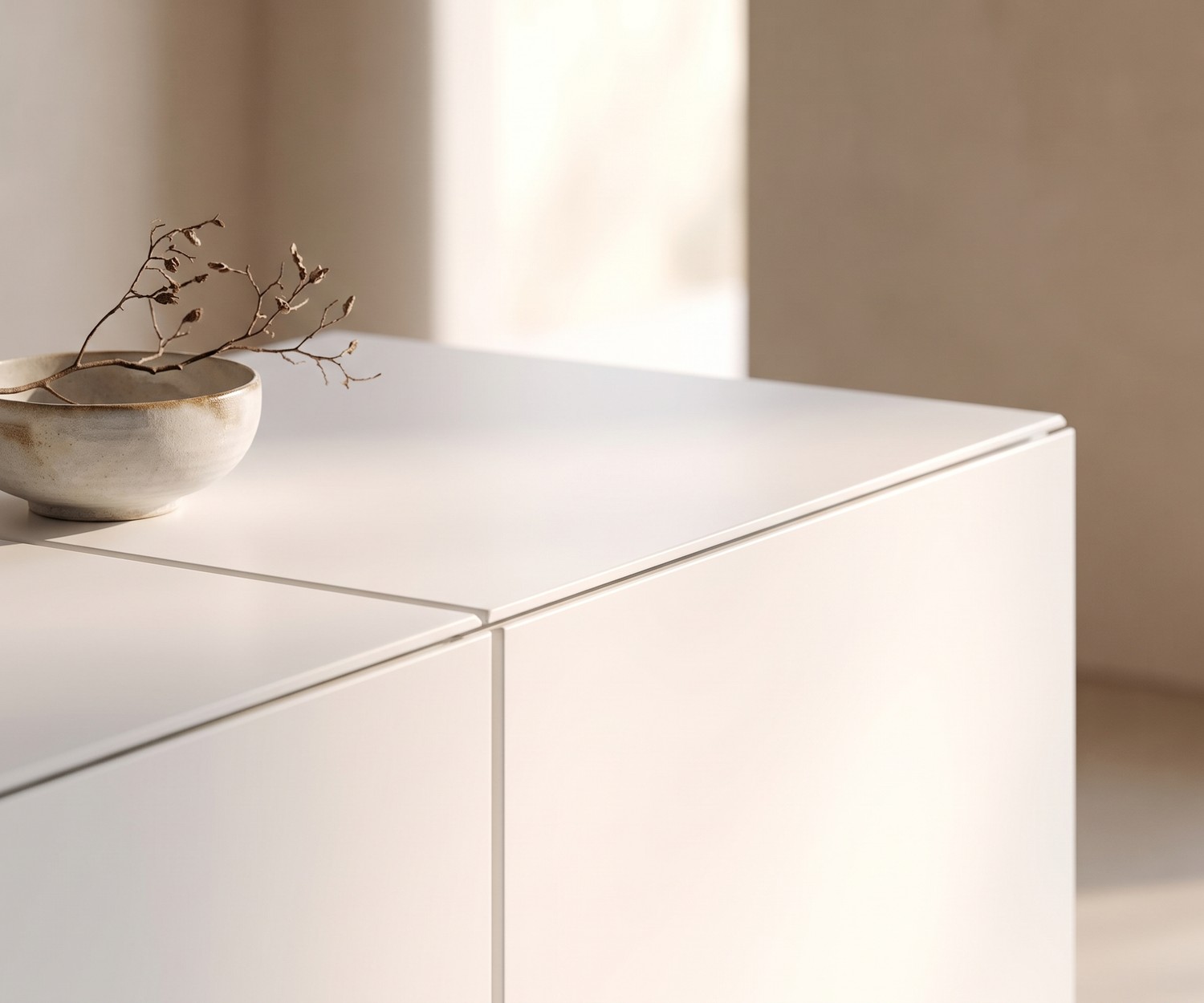Buffet design al2 MOS-I-KO 003 B dans une entrée chic. Meuble blanc laqué à effet de carreaux avec pieds en bois massif.