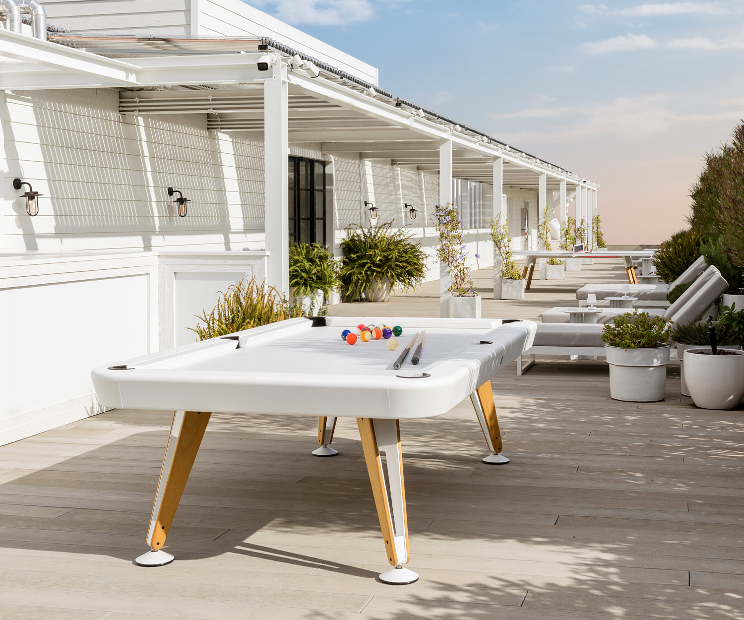 Table de billard Lounge Outdoor Diagonal de RS Barcelona en laqué blanc Table de billard Lounge Outdoor Diagonal de RS Barcelona en laqué blanc