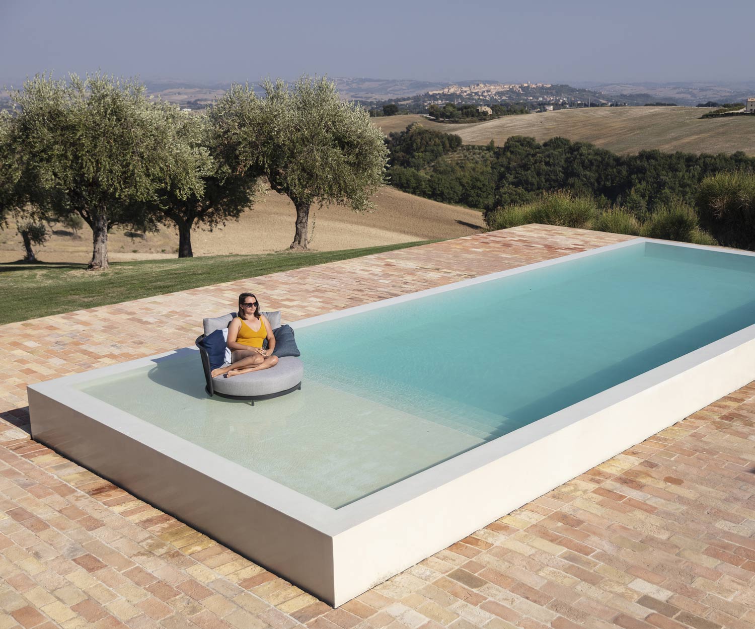 Baza Round Design Lounge de haute qualité de Todus dans la piscine sur un châssis résistant à l'eau Baza Round Design Lounge de haute qualité de Todus dans la piscine sur un châssis résistant à l'eau