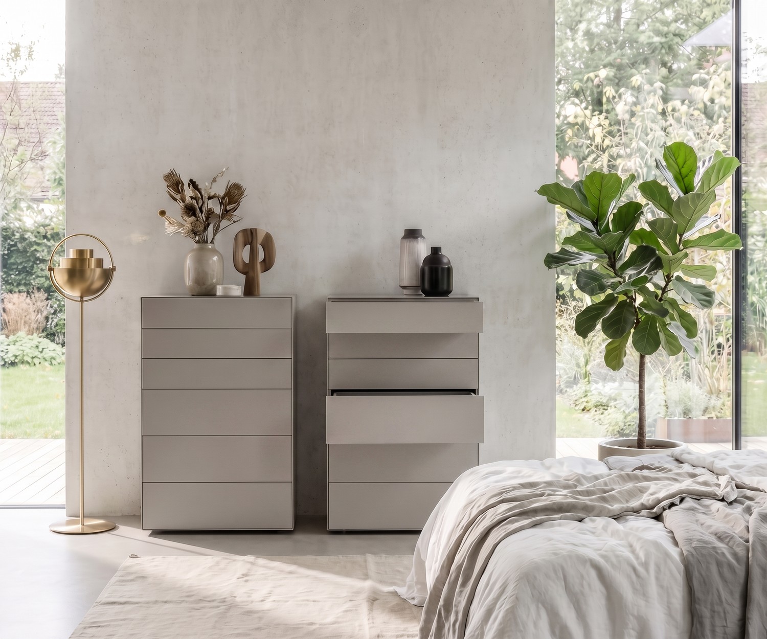 Chiffonnier design minimaliste Livitalia Ecletto Commode haute Livitalia Ecletto pour chambre en gris clair, chiffonnier design minimaliste à tiroirs sans poignée.