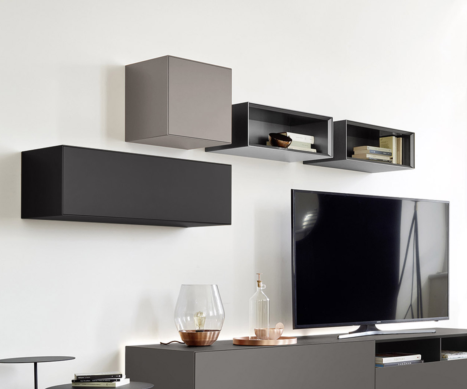 Haute qualité Livitalia Armoire suspendue Minimal fermée et ouverte sur salon Design Lowboard Haute qualité Livitalia Armoire suspendue Minimal fermée et ouverte sur salon Design Lowboard