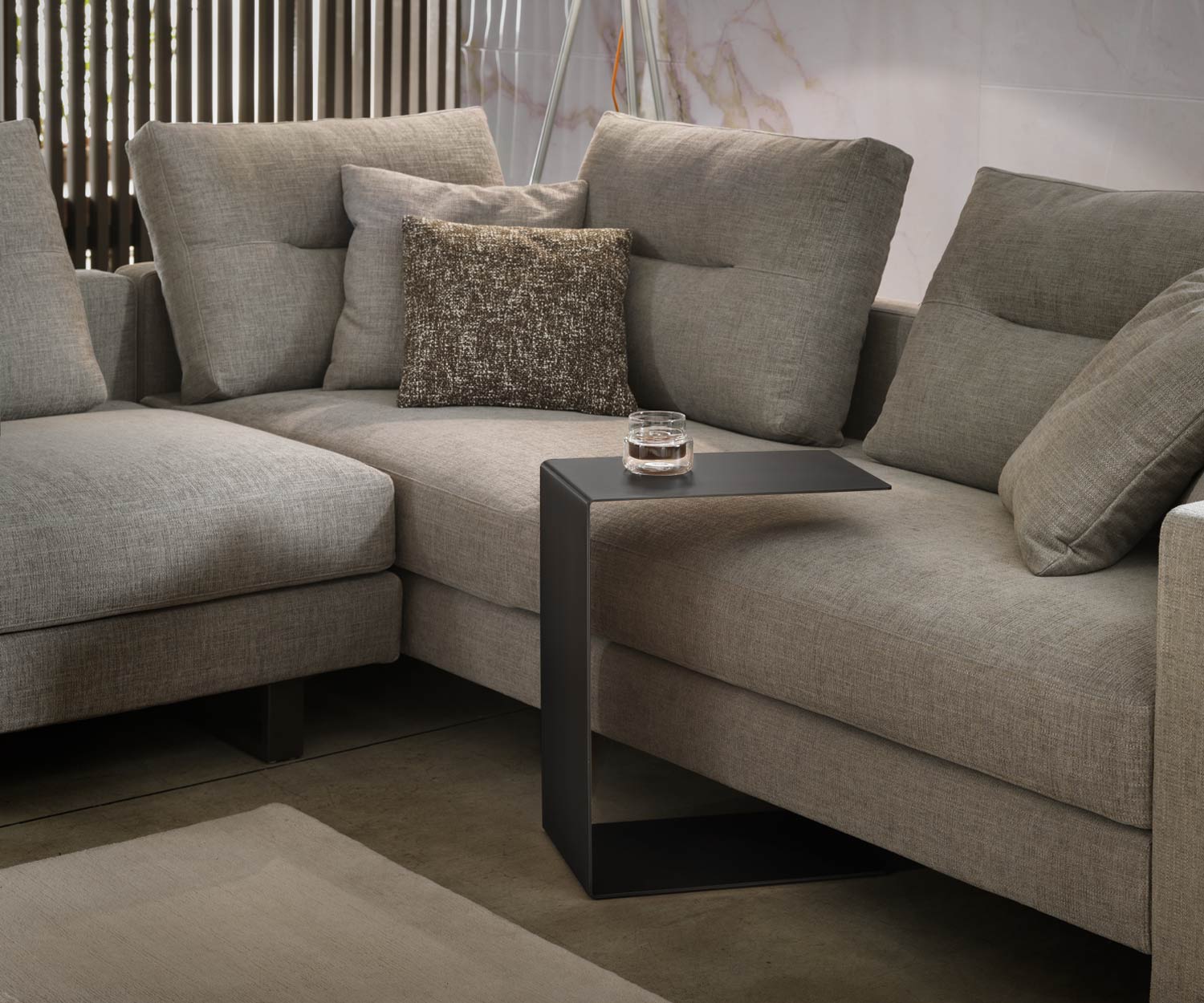 Exclusif Marelli Mini table d'appoint canapé avec noir mat laqué devant canapé