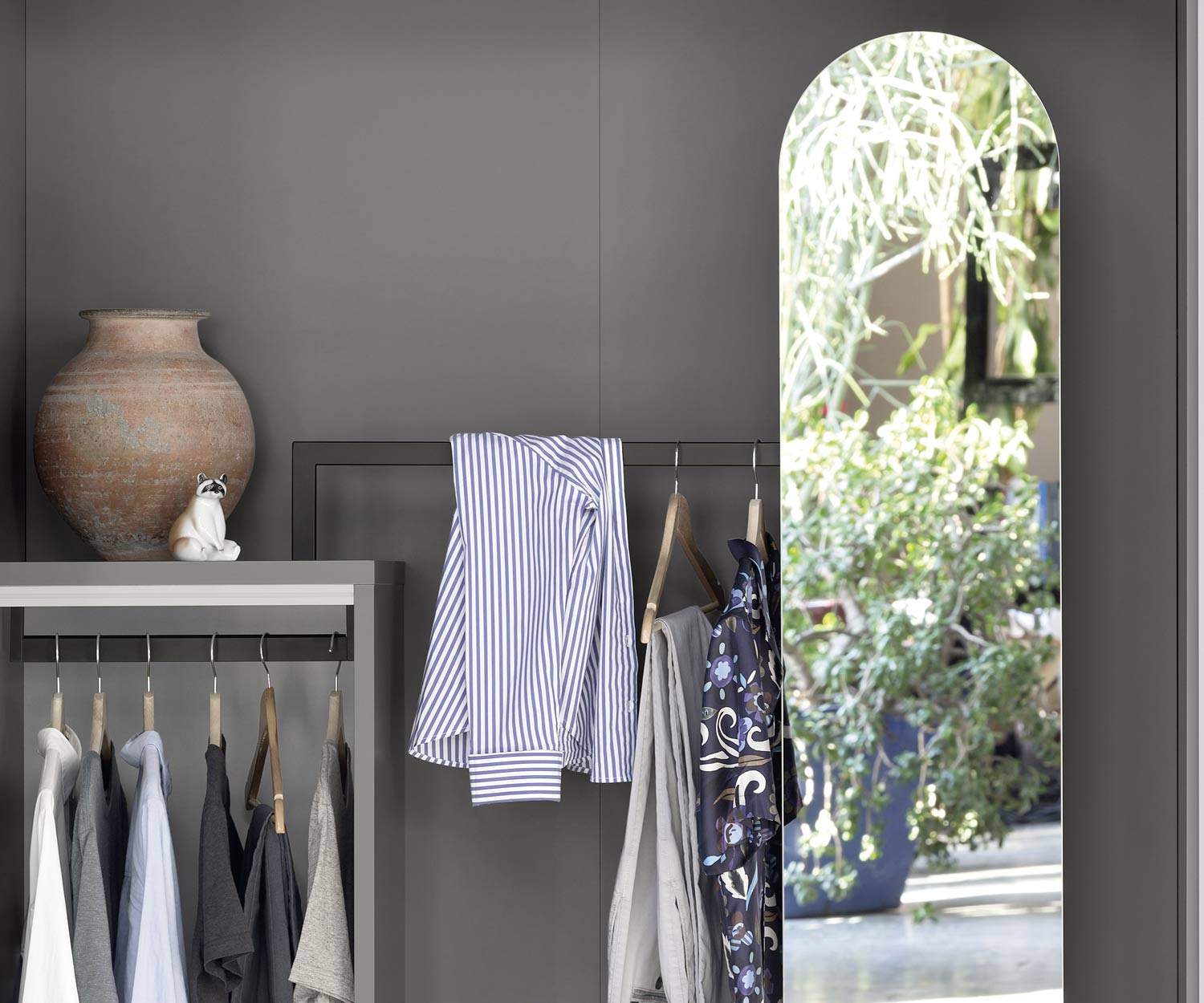Armoire design moderne pour couloir avec penderie ouverte