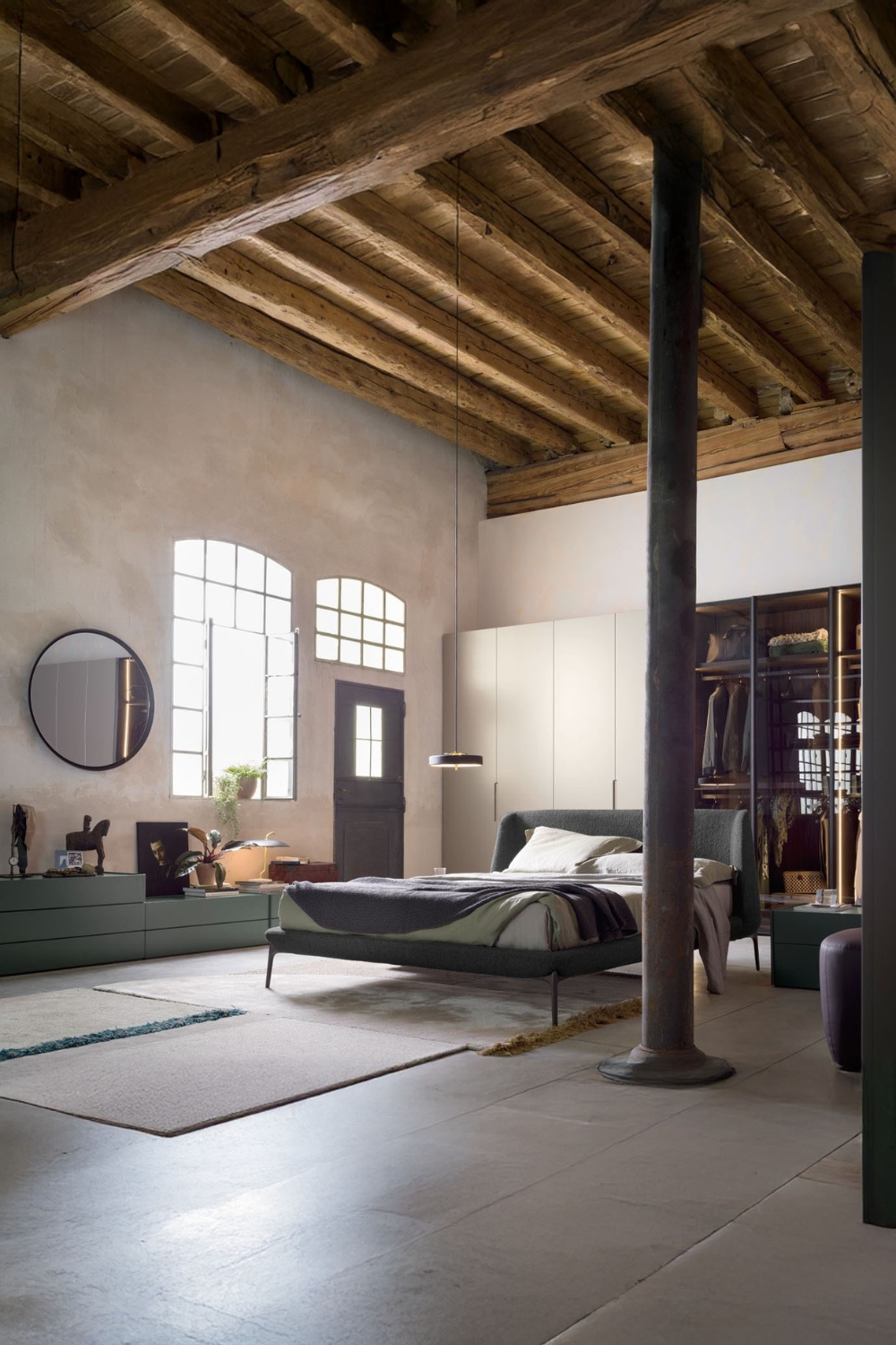 amenagement-de-chambre-moderne-minimaliste-dans-une-structure-brute-de-style-industriel-avec-piliers-metalliques-et-poutres-en-bois