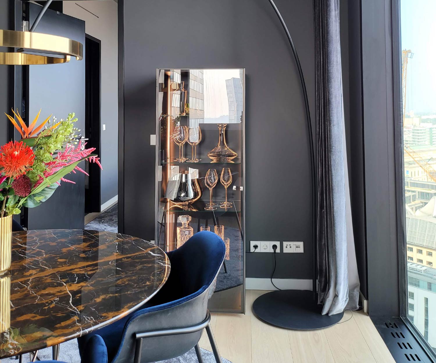 Exclusif Livitalia Vitrine en verre design Scrigno avec cadre étroit Exclusif Livitalia Vitrine en verre design Scrigno avec cadre étroit