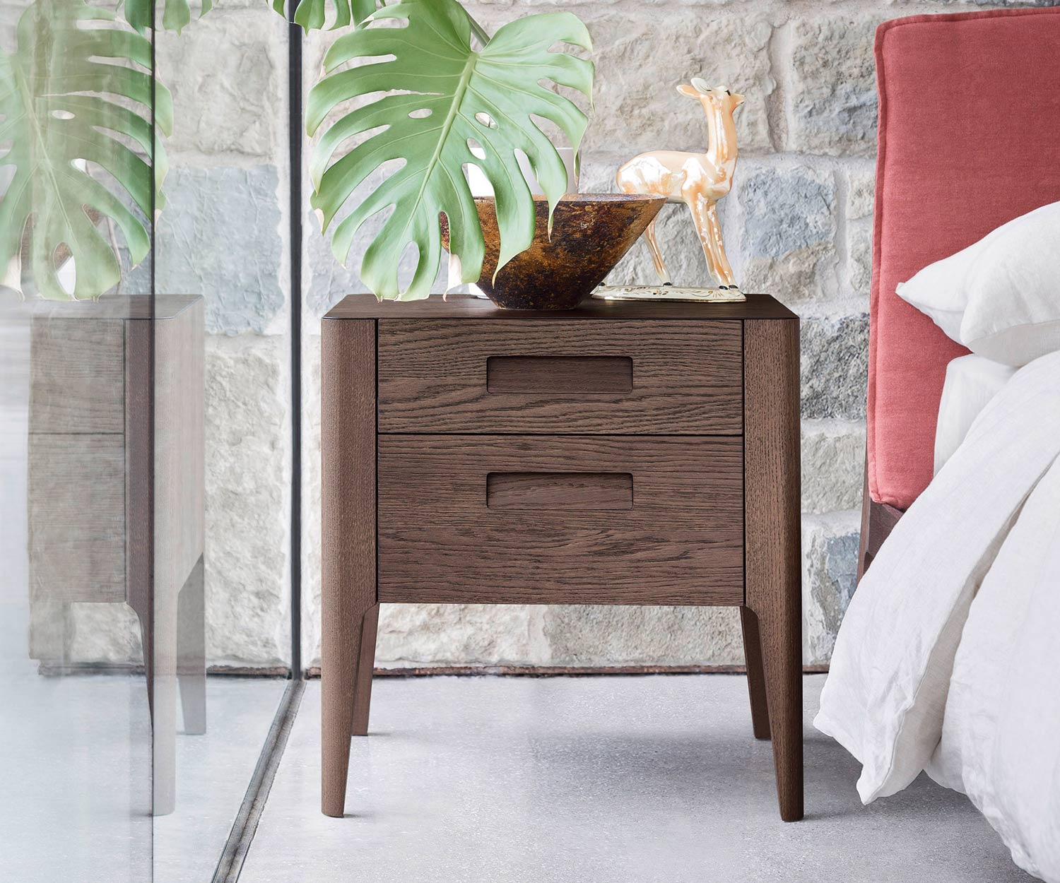 Table de nuit design haut de gamme Giotto de Novamobili avec 2 tiroirs en chêne Miele Table de nuit design haut de gamme Giotto de Novamobili avec 2 tiroirs en chêne Miele
