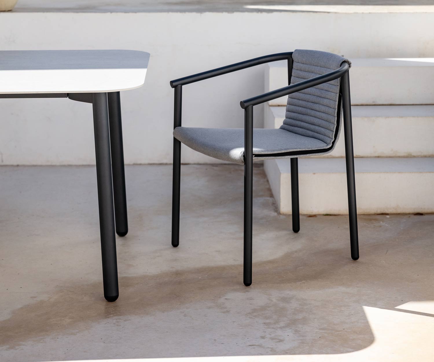 Moderne Todus Duct Round Design Chaise à accoudoirs acier inoxydable revêtu par poudre Moderne Todus Duct Round Design Chaise à accoudoirs acier inoxydable revêtu par poudre
