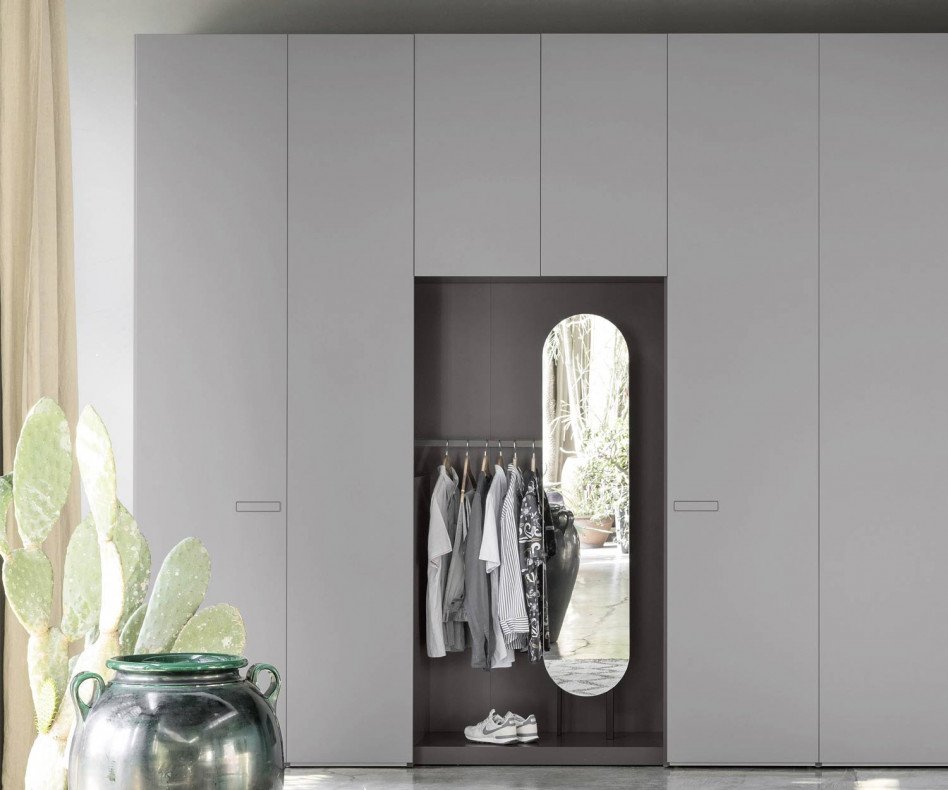L'armoire Novamobili Move contient un module avec penderie ouverte et miroir