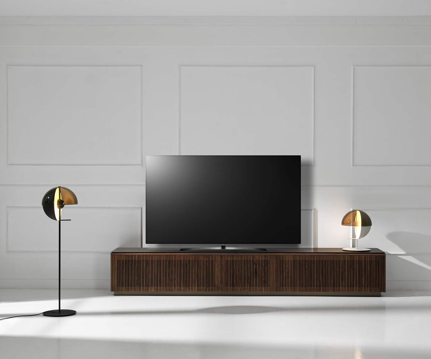 Punt Malmö Design TV Design Lowboard avec TV en placage de noyer Punt Malmö TV Lowboard