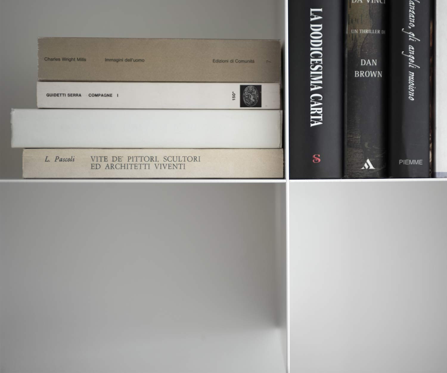 MEME Designil Innesto bibliothèque pour le mur en métal fin et mince MEME Designil Innesto bibliothèque pour le mur en métal fin et mince
