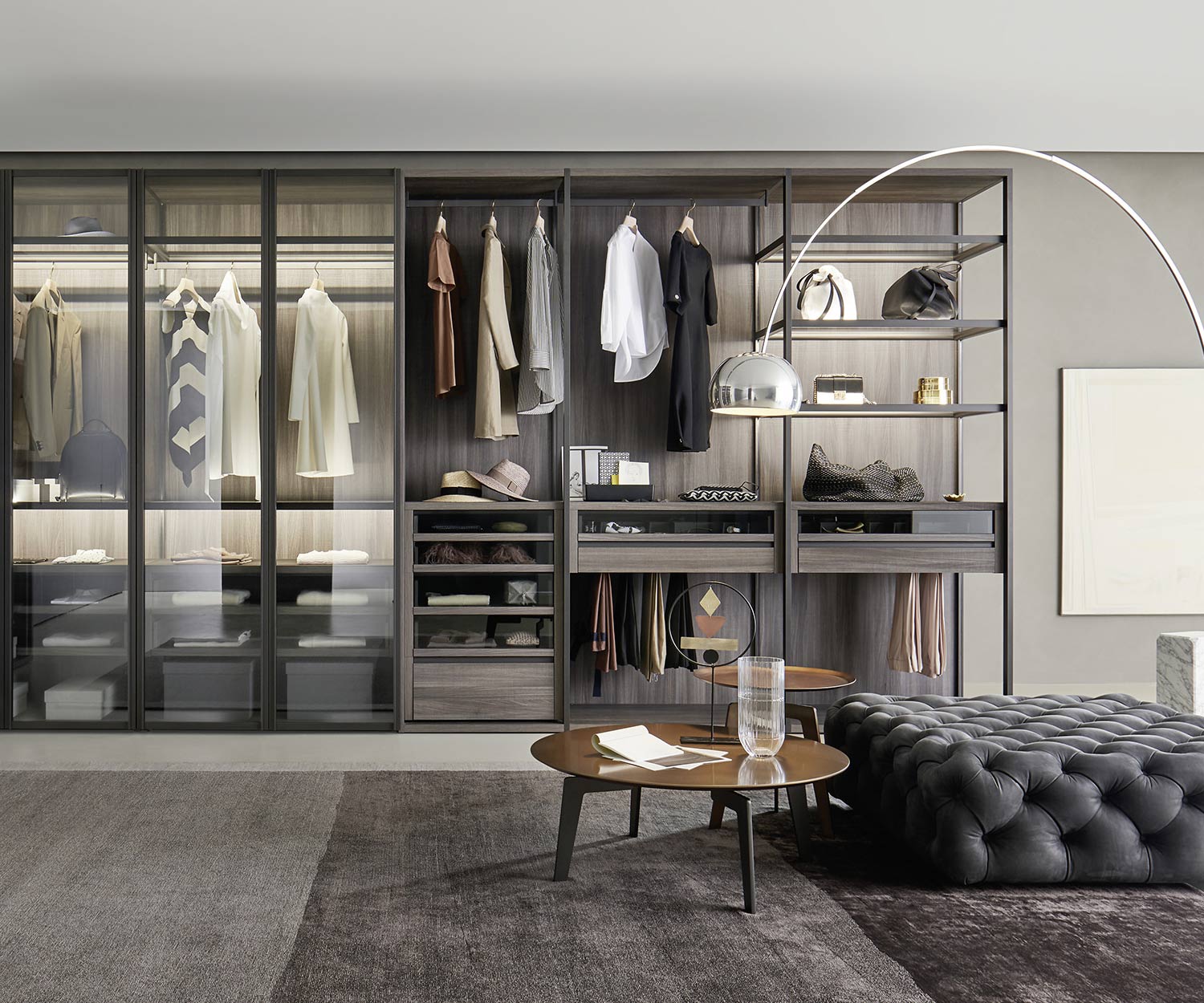 Dressing avec portes vitrées et éléments ouverts avec tringles et tiroirs