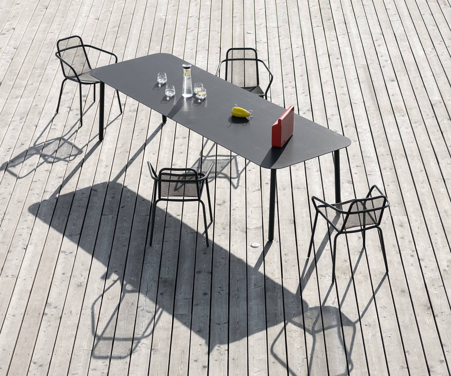 Longue table de jardin design Starling en châssis anthracite avec plateau gris Longue table de jardin design Starling en châssis anthracite avec plateau gris