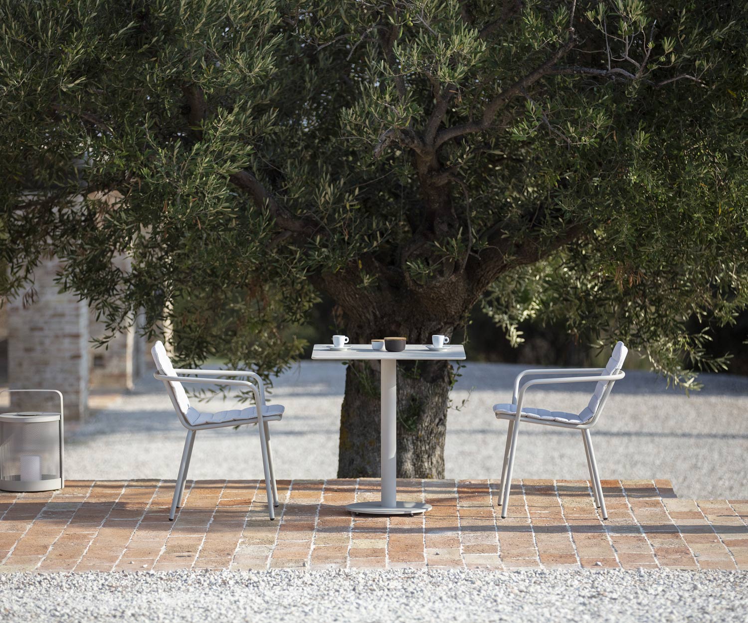 Table de bistrot exclusive Todus Branta avec piètement anthracite et plateau en céramique
