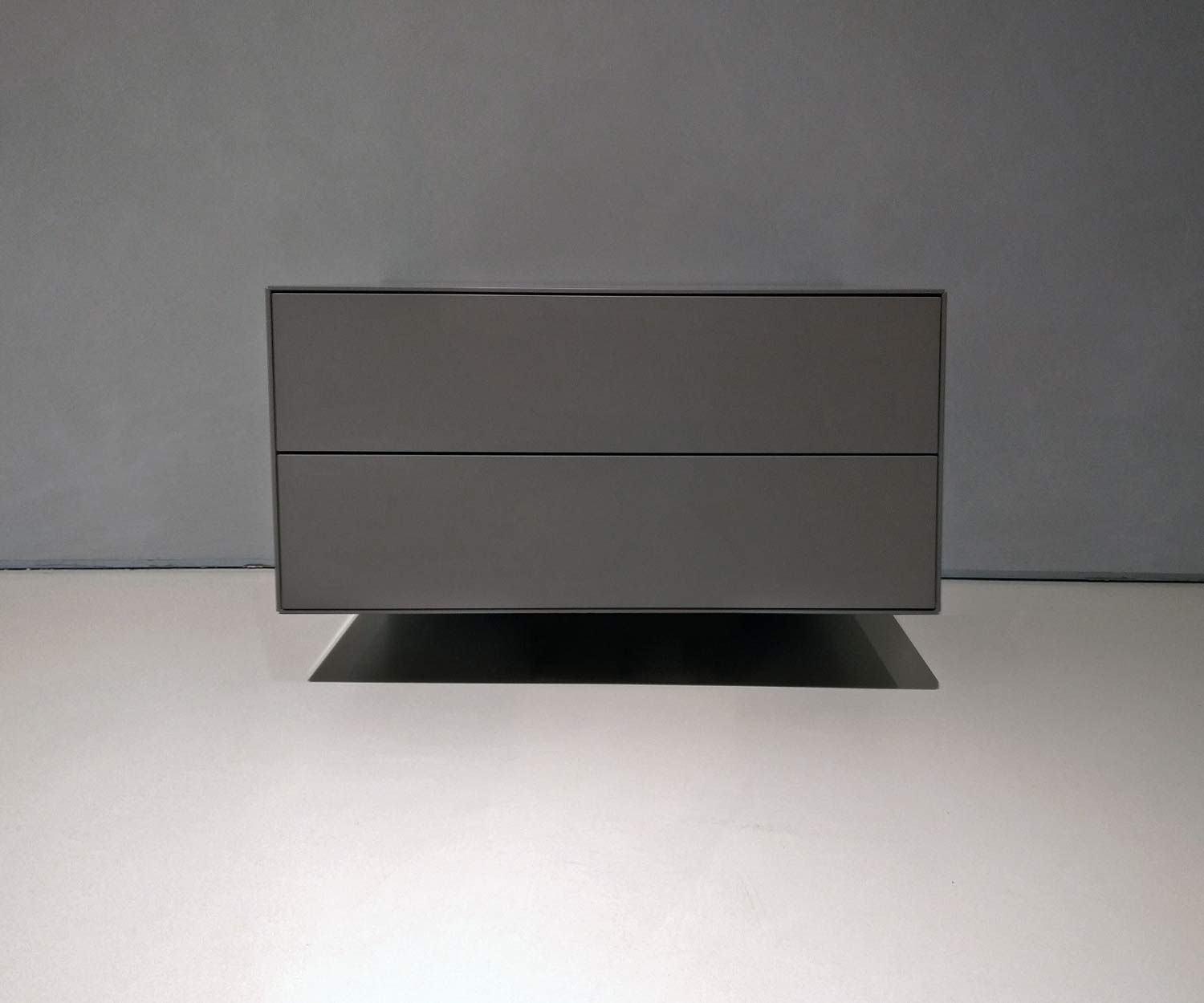 Exquis Livitalia Table de nuit design à deux tiroirs en gris foncé mat Exquis Livitalia Table de nuit design à deux tiroirs en gris foncé mat