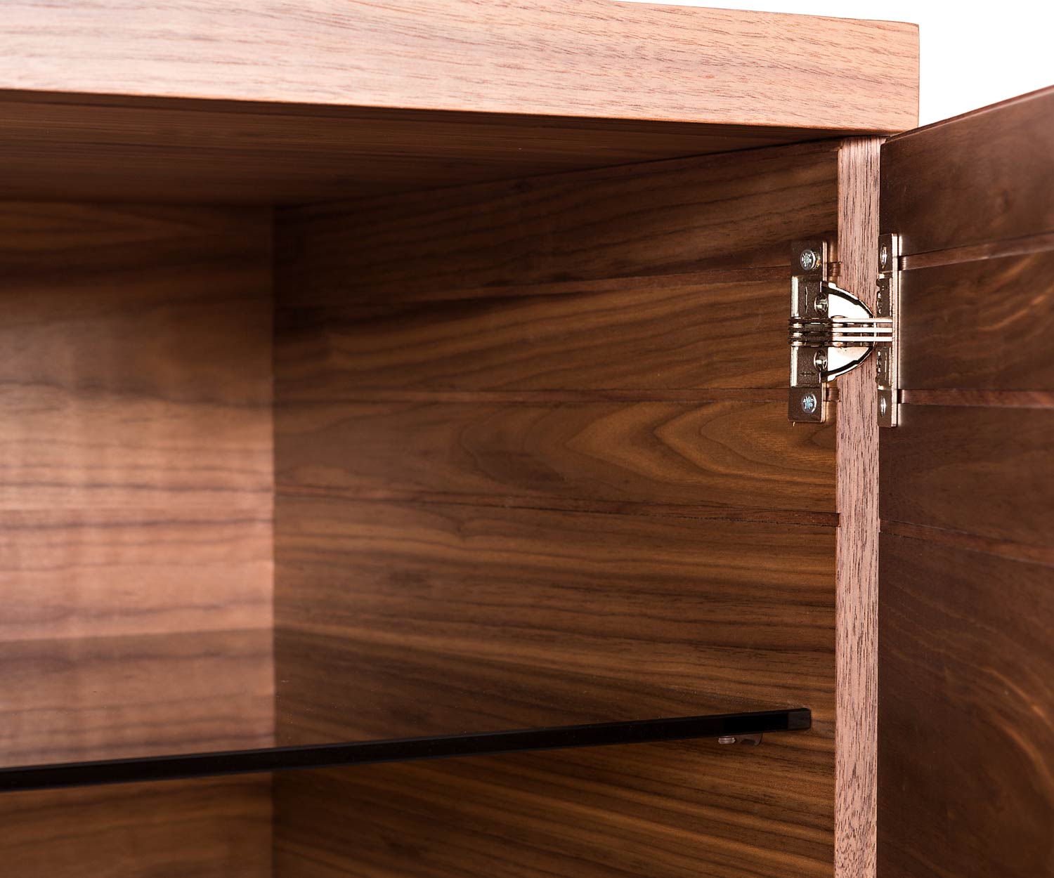 Sideboard design al2 o rizon Détail porte ouverte avec étagère en verre Sideboard design al2 o rizon Détail porte ouverte avec étagère en verre