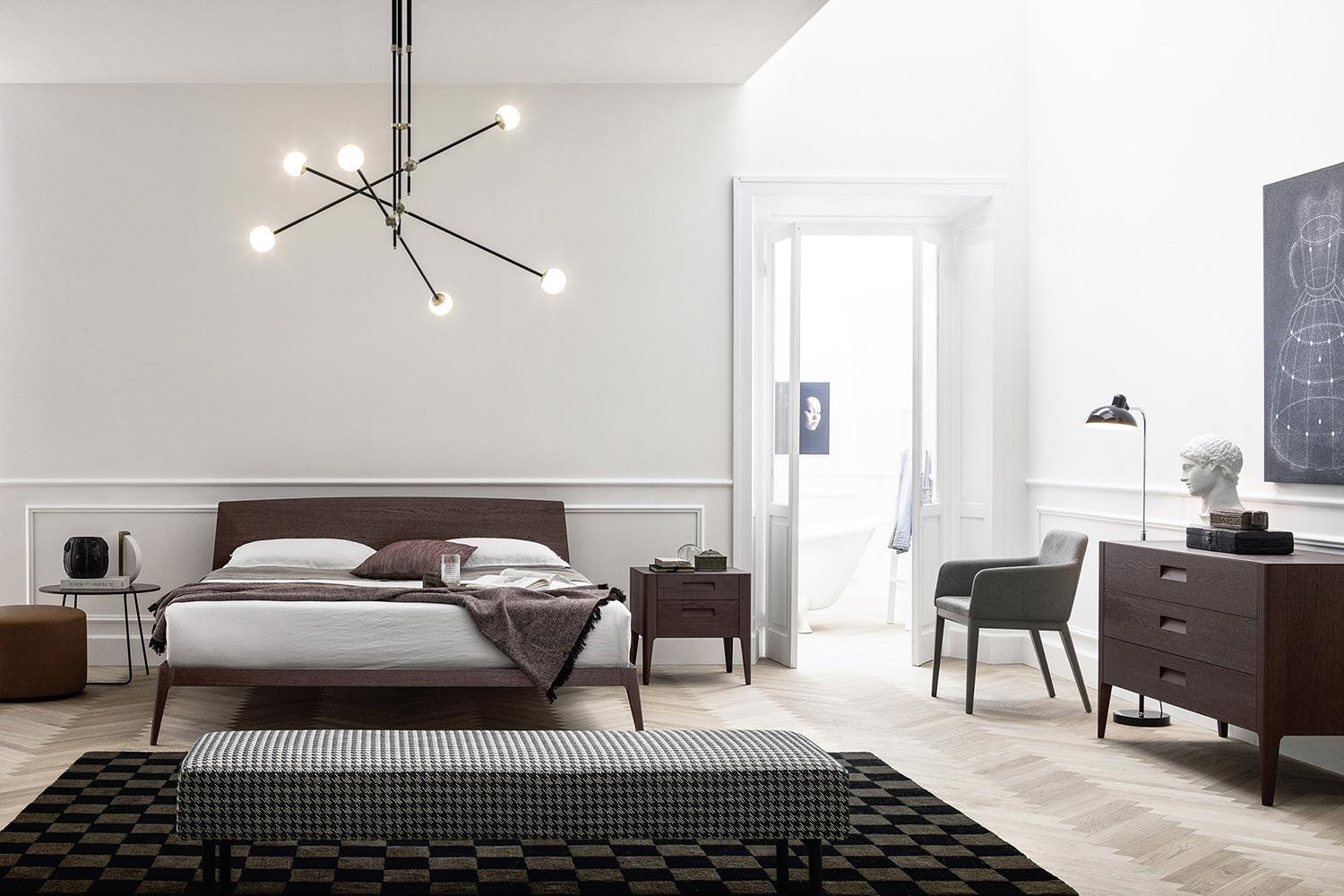 Meubles de chambre en ch&ecirc;ne fonc&eacute;