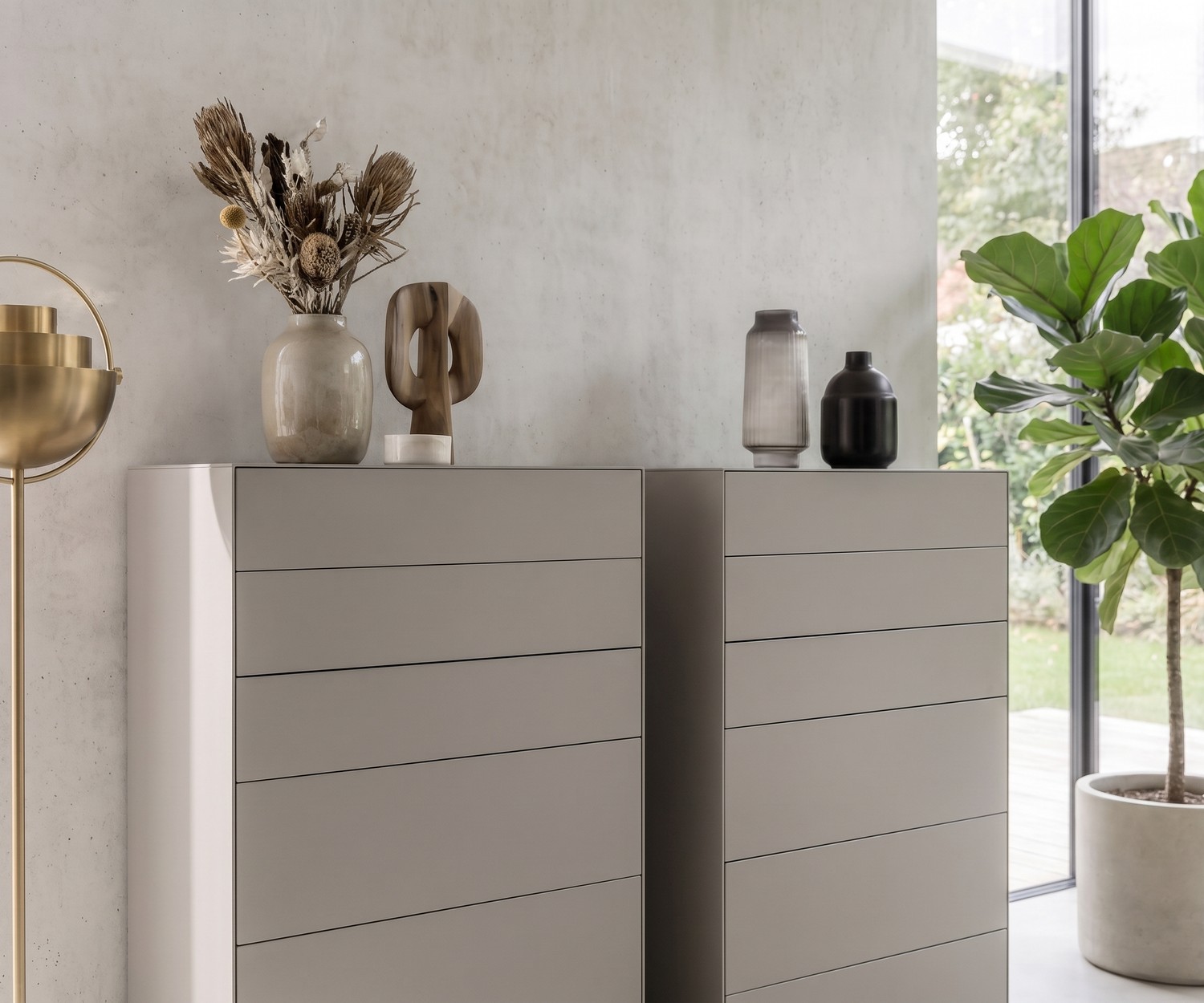 Chiffonnier design minimaliste Livitalia Ecletto Commode haute Livitalia Ecletto pour chambre en gris clair, chiffonnier design minimaliste à tiroirs sans poignée.
