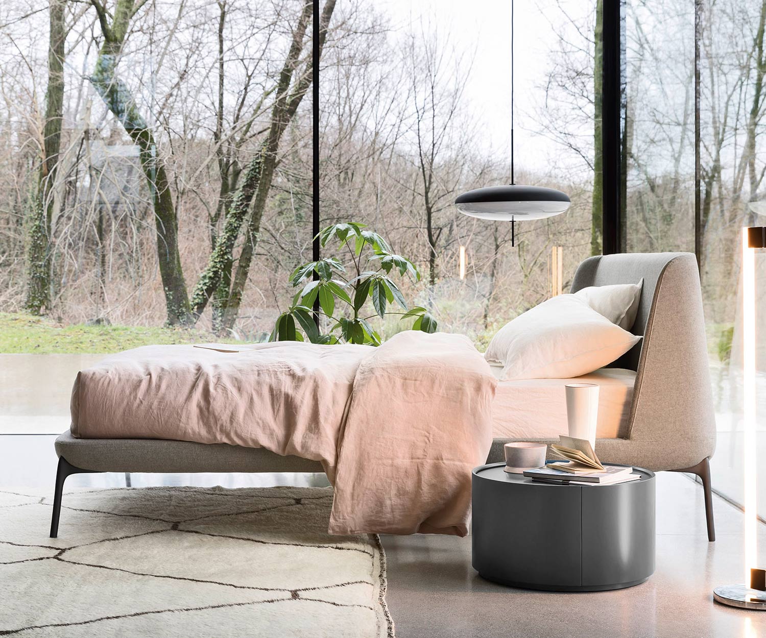 Table d'appoint ronde design Allout de Novamobili dans la chambre à coucher Table d'appoint ronde design Allout de Novamobili dans la chambre à coucher