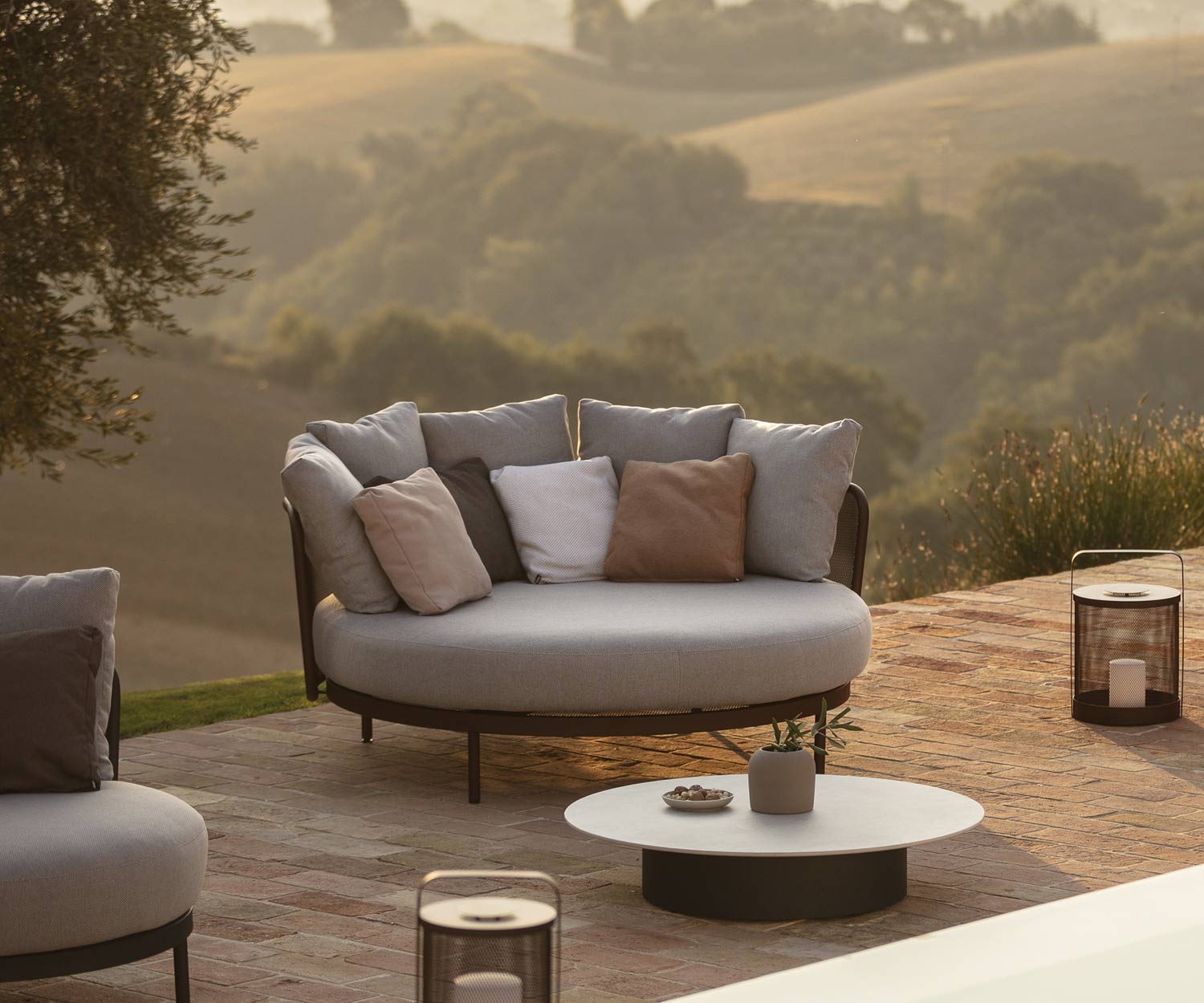 Branta Design Fauteuil de table de Todus sur terrasse en gravier avec plateau blanc nacré Branta Design Fauteuil de table de Todus sur terrasse en gravier avec plateau blanc nacré