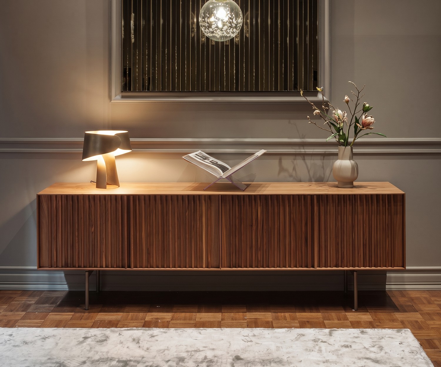 Buffet design exclusif pour salon sur pieds en noyer avec portes à lamelles Buffet design exclusif pour salon sur pieds en noyer avec portes à lamelles