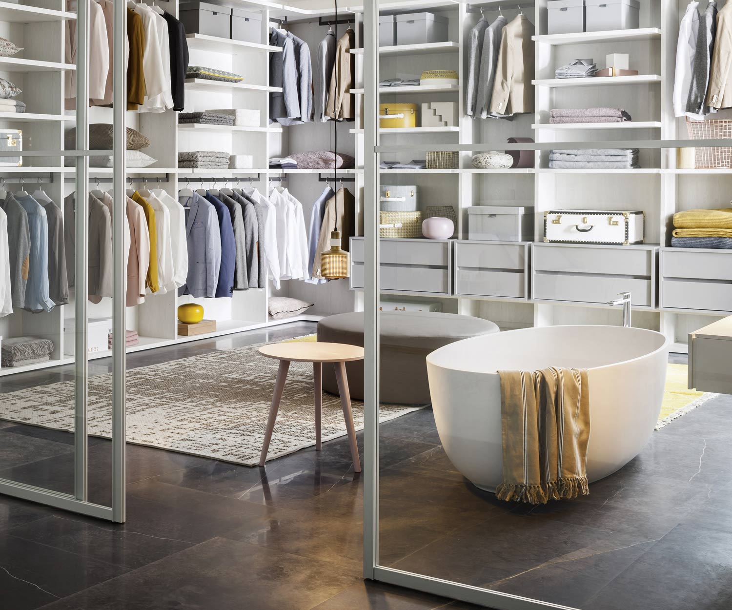 Dressing blanc de design italien, séparable par des portes vitrées