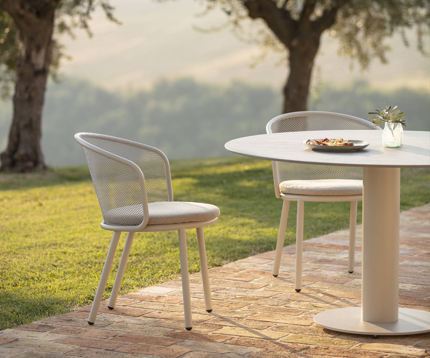 Table de salle à manger Branta Outdoor avec plateau de table en céramique grise dans le jardin Table de salle à manger Branta Outdoor avec plateau de table en céramique grise dans le jardin